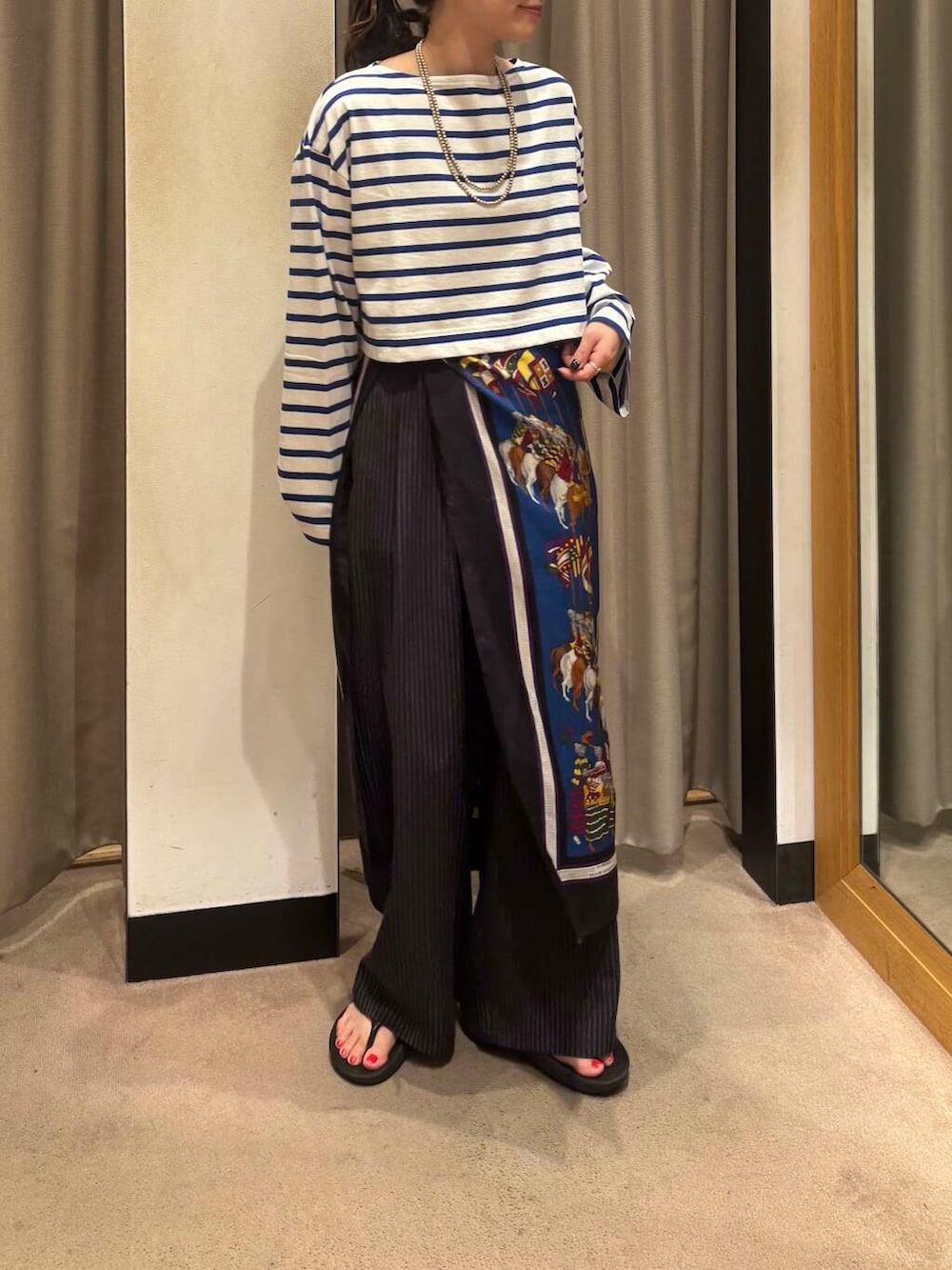 ブラック系のサンダル、ブルー系のTシャツ/カットソー、その他のその他パンツを着用したレディースの夏コーディネートの2枚目の写真