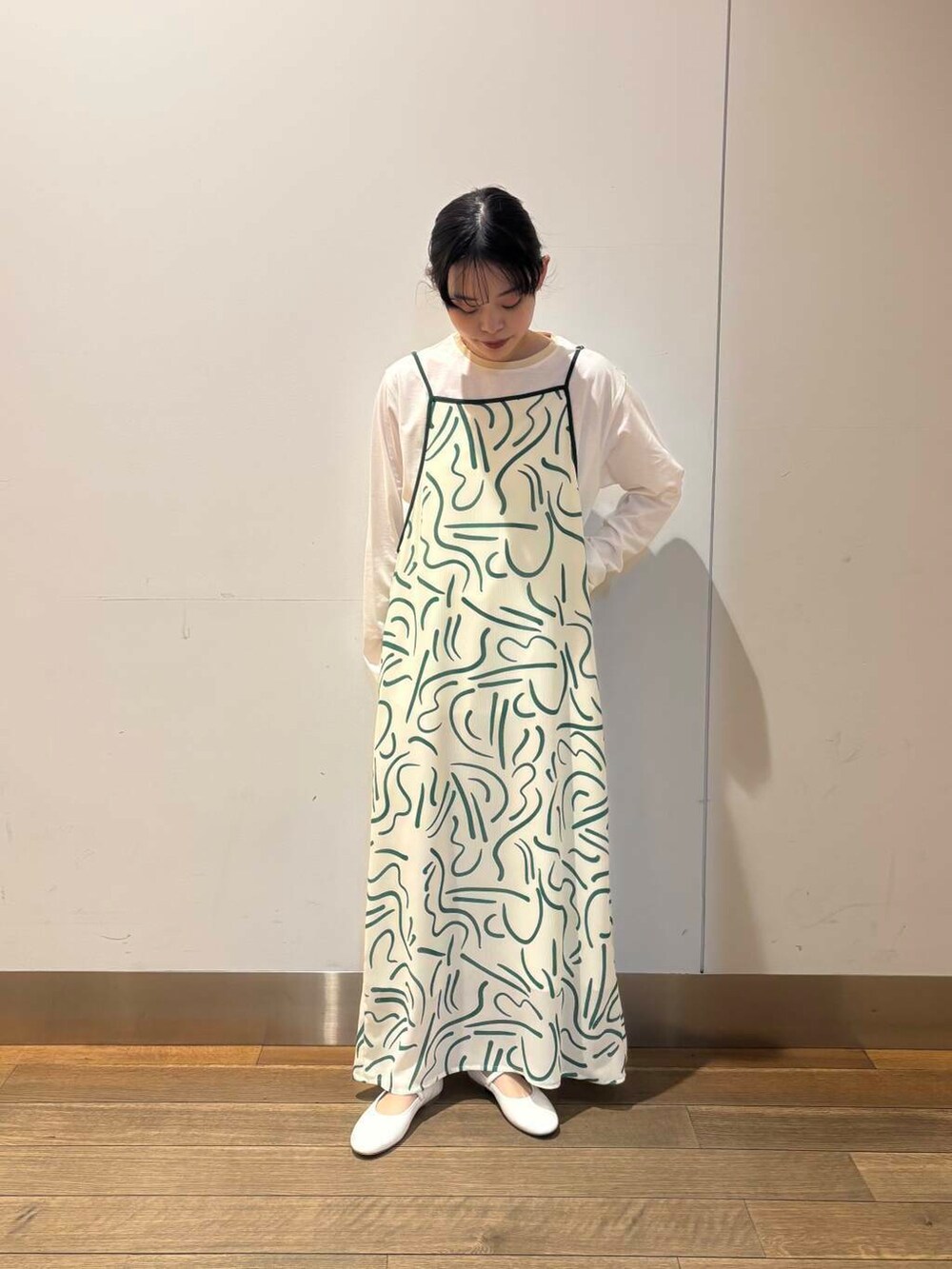 ブルー系のその他アウター、グリーン系のワンピース、ホワイト系のTシャツ/カットソーを着用したレディースの冬コーディネートの4枚目の写真