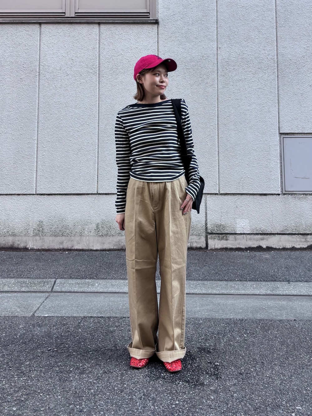 ベージュ系のその他パンツ、ブラック系のトートバッグ、ブルー系のTシャツ/カットソーを着用したレディースの夏コーディネートの3枚目の写真