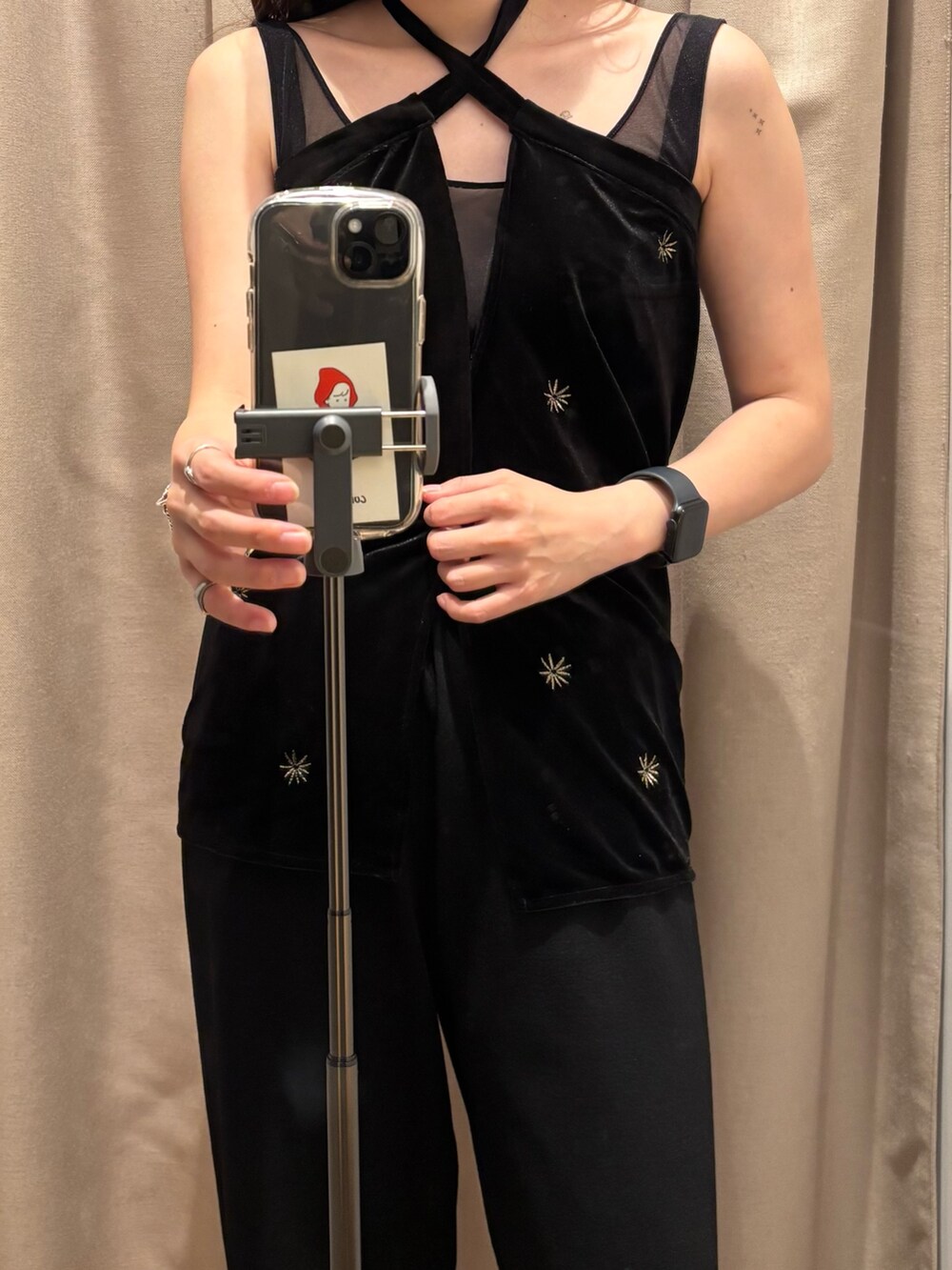 ブラック系のスカート、ブラック系のその他パンツ、ブラック系のTシャツ/カットソーを着用したレディースの夏コーディネートの3枚目の写真