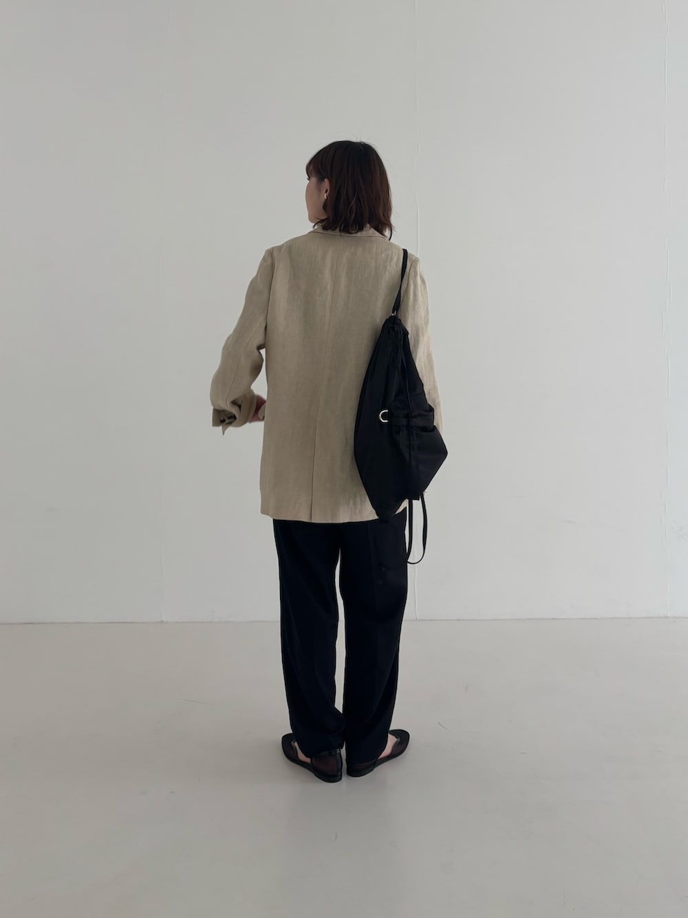 ブラック系のバックパック/リュック、ブルー系のTシャツ/カットソー、ブラック系のその他パンツを着用したレディースの春コーディネートの4枚目の写真