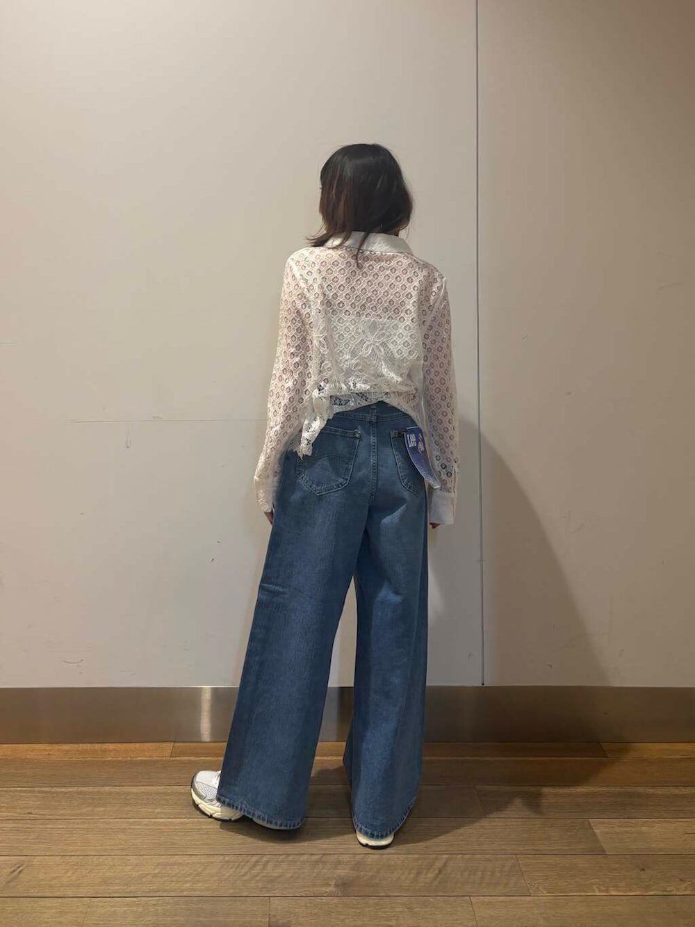 「lee、デニム、ニット、URBANRESEARCH、レッド、レース、シアー、春コーデ、着回しコーデ、newarrival、お出かけコーデ、パンツコーデ、差し色コーデ、ブルベ冬、コンパクトバッグ」|「URBAN RESEARCHのdecor『デコール』 Hematite bar Choker(ネックレス、シルバー系)」を使った、りなさん(レディース・156cm)の春コーディネートの4枚目の写真