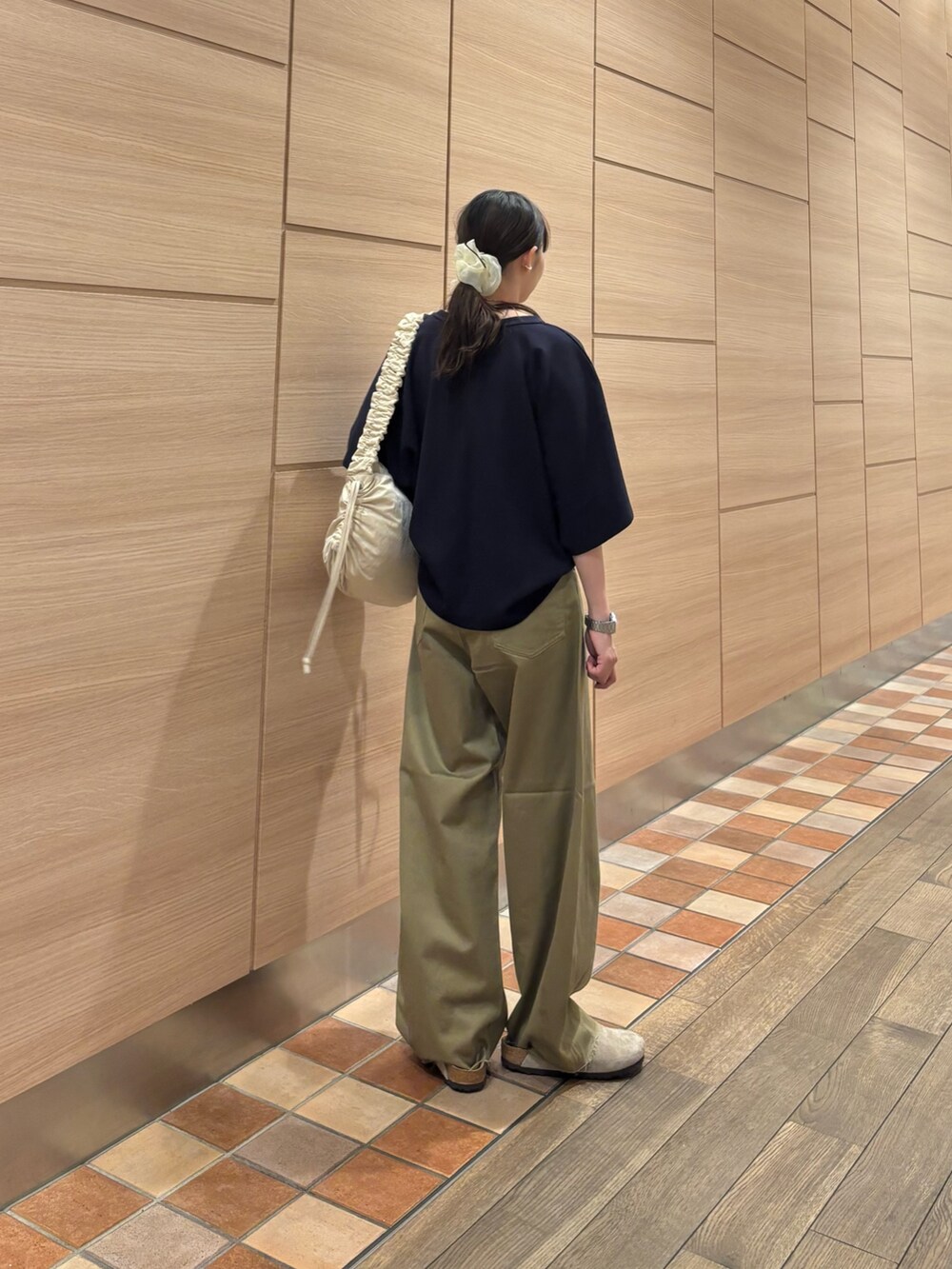 ホワイト系のショルダーバッグ、ベージュ系のサンダル、ベージュ系のその他パンツを着用したレディースの夏コーディネートの2枚目の写真