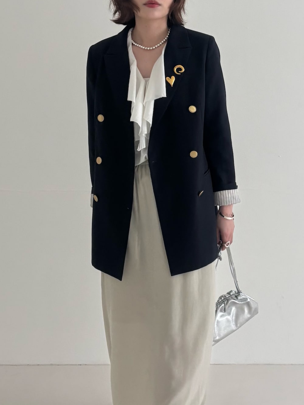 ブルー系のその他アウター、ベージュ系のスカート、ブラック系のパンプスを着用したレディースの春コーディネートの4枚目の写真