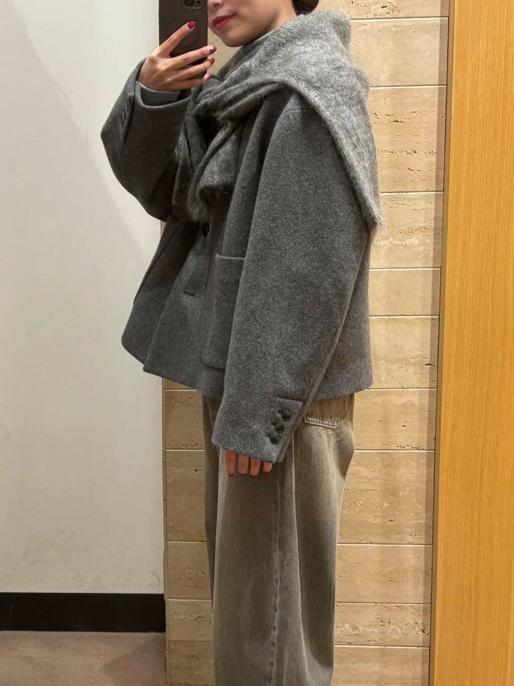 ブルー系のTシャツ/カットソー、グレー系のその他アウター、グリーン系のデニムパンツを着用したレディースの冬コーディネートの3枚目の写真