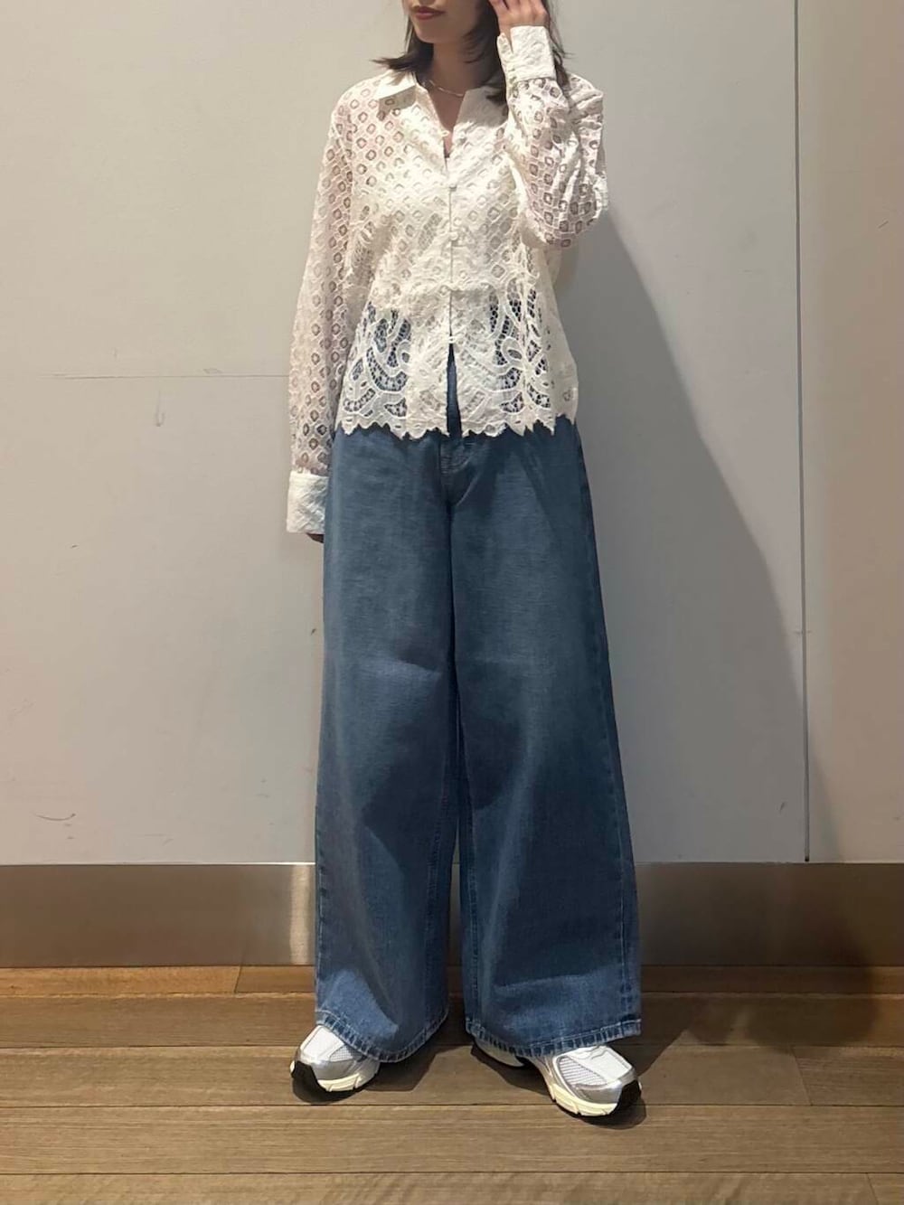 「lee、デニム、ニット、URBANRESEARCH、レッド、レース、シアー、春コーデ、着回しコーデ、newarrival、お出かけコーデ、パンツコーデ、差し色コーデ、ブルベ冬、コンパクトバッグ」|「URBAN RESEARCHのdecor『デコール』 Hematite bar Choker(ネックレス、シルバー系)」を使った、りなさん(レディース・156cm)の春コーディネートの8枚目の写真