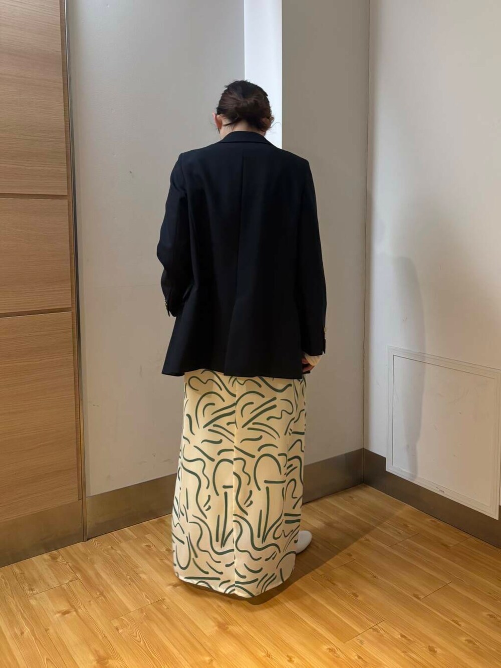 ブルー系のその他アウター、グリーン系のワンピース、ホワイト系のTシャツ/カットソーを着用したレディースの冬コーディネートの3枚目の写真