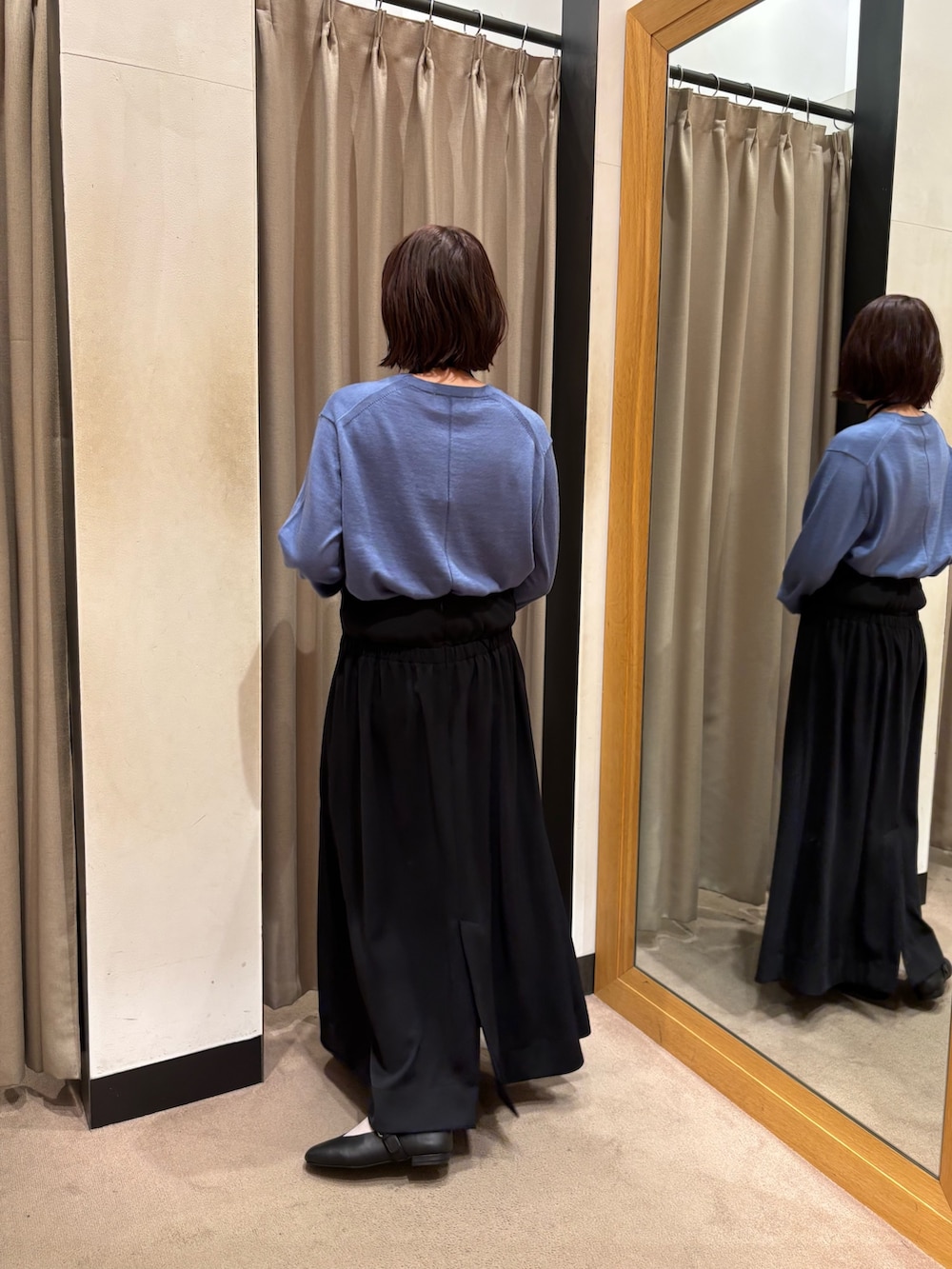 ブラック系のワンピース、ブラック系のバレエシューズを着用したレディースの秋コーディネートの4枚目の写真