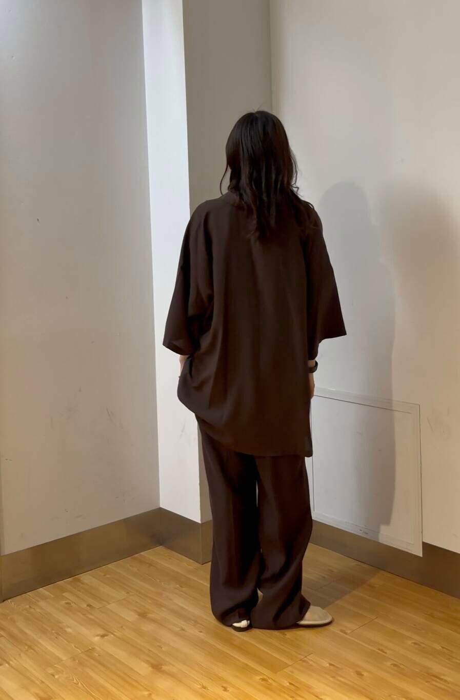 ブラウン系のシャツ/ブラウス、ベージュ系のバレエシューズ、ブラウン系のその他パンツを着用したレディースの夏コーディネートの2枚目の写真