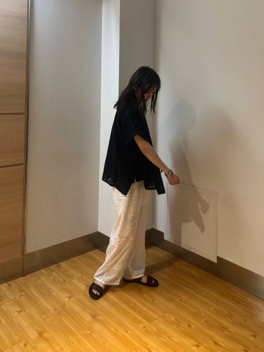 「モノトーン、URBANRESEARCH、サンダル、シアー、夏コーデ、綺麗め、綺麗めコーデ、お出かけコーデ、夏素材、骨格ナチュラル、ナチュラル×ブルベ冬、過ごしやすい、さらっと素材、洒落見えカットソーコーデ、お洒落見えイージーパンツ×サンダル」｜「RODE SKOのプレーンショルダーバッグ（ショルダーバッグ、ブラック系）」を使った、りなさん（レディース・156cm）の夏コーディネートの3枚目の写真