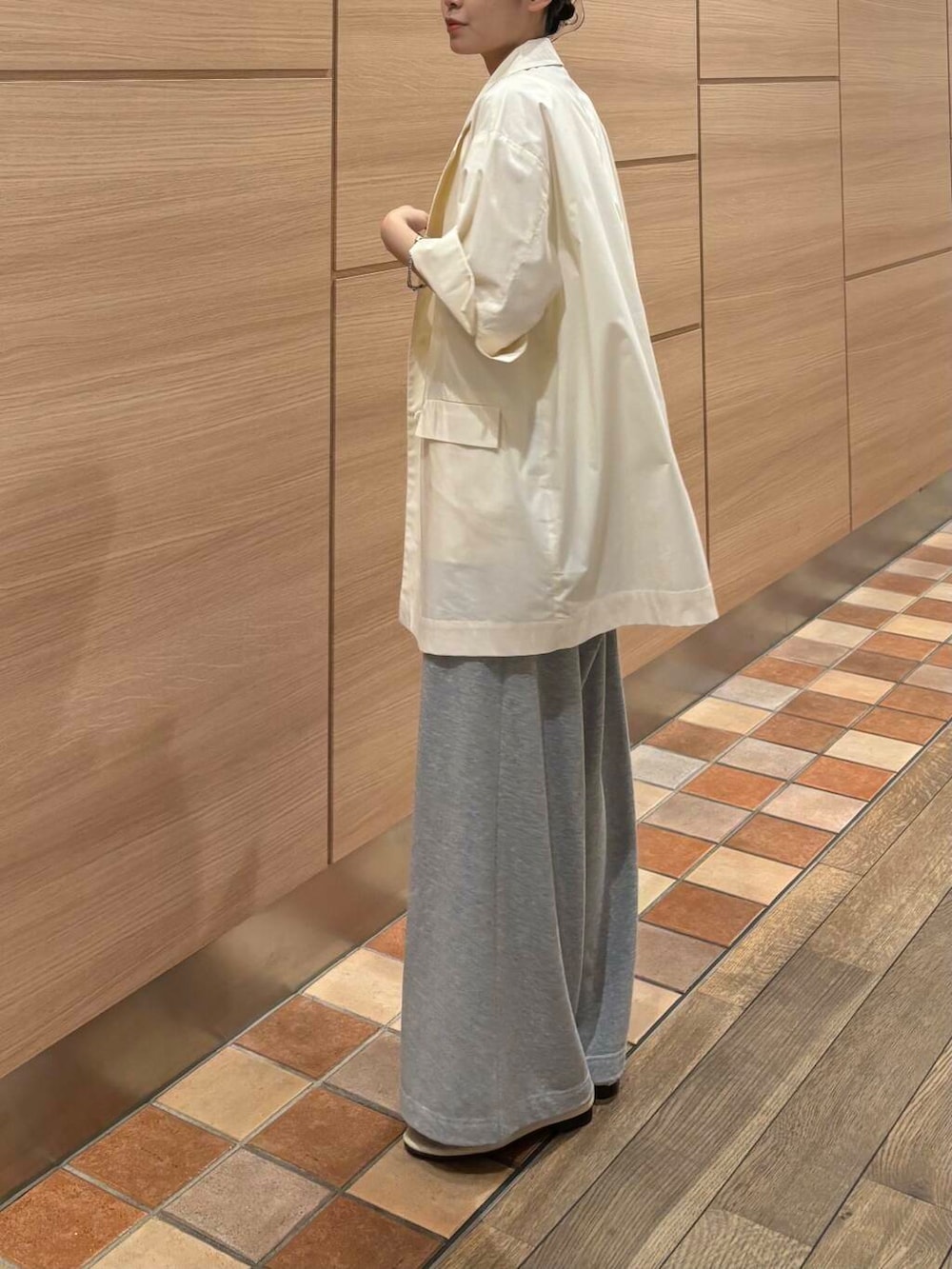 ホワイト系のその他アウター、ベージュ系のバレエシューズ、グレー系のその他パンツを着用したレディースの夏コーディネートの4枚目の写真