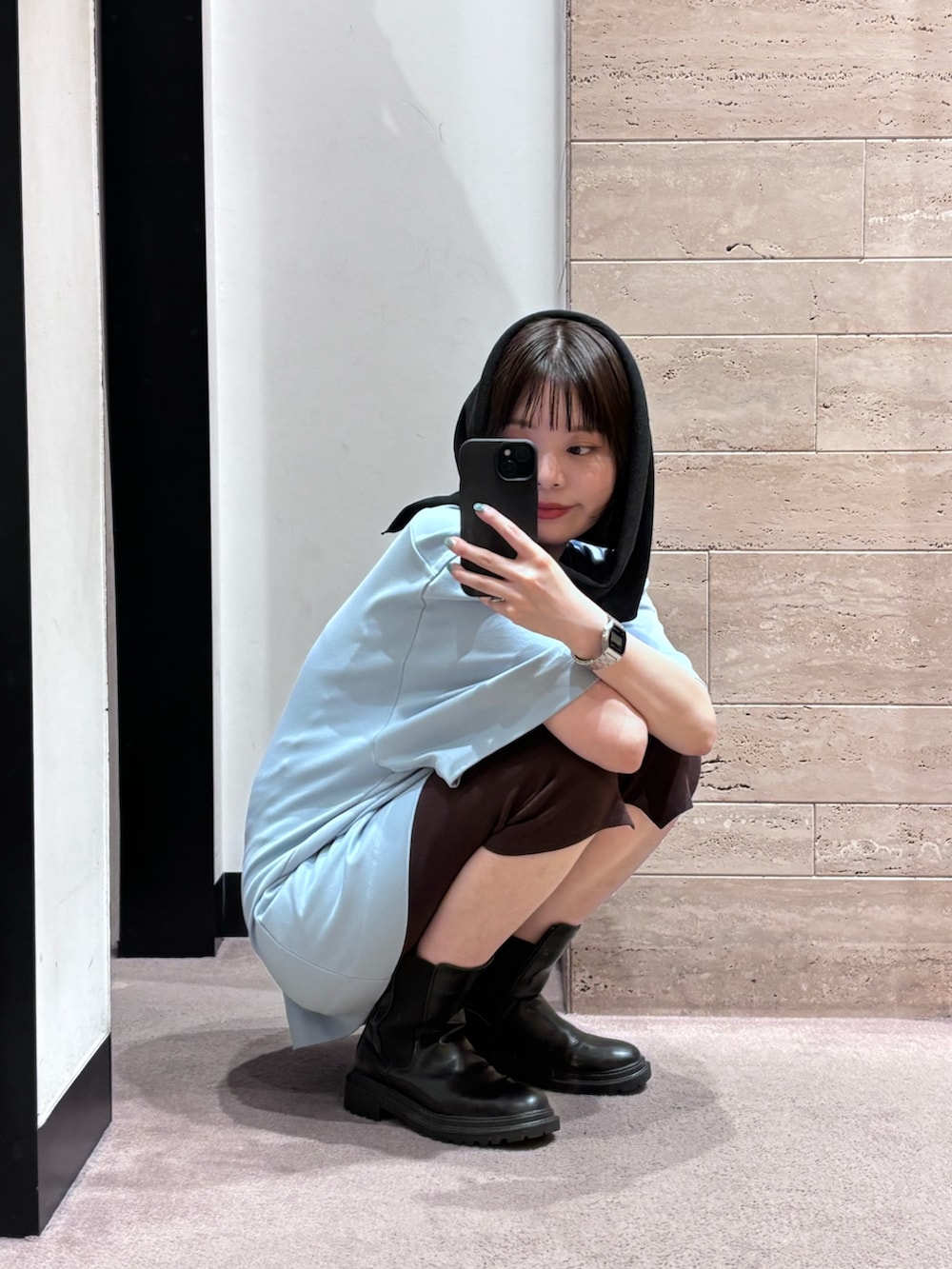ブルー系のTシャツ/カットソー、ブラック系のファッション雑貨を着用したレディースの春コーディネートの3枚目の写真