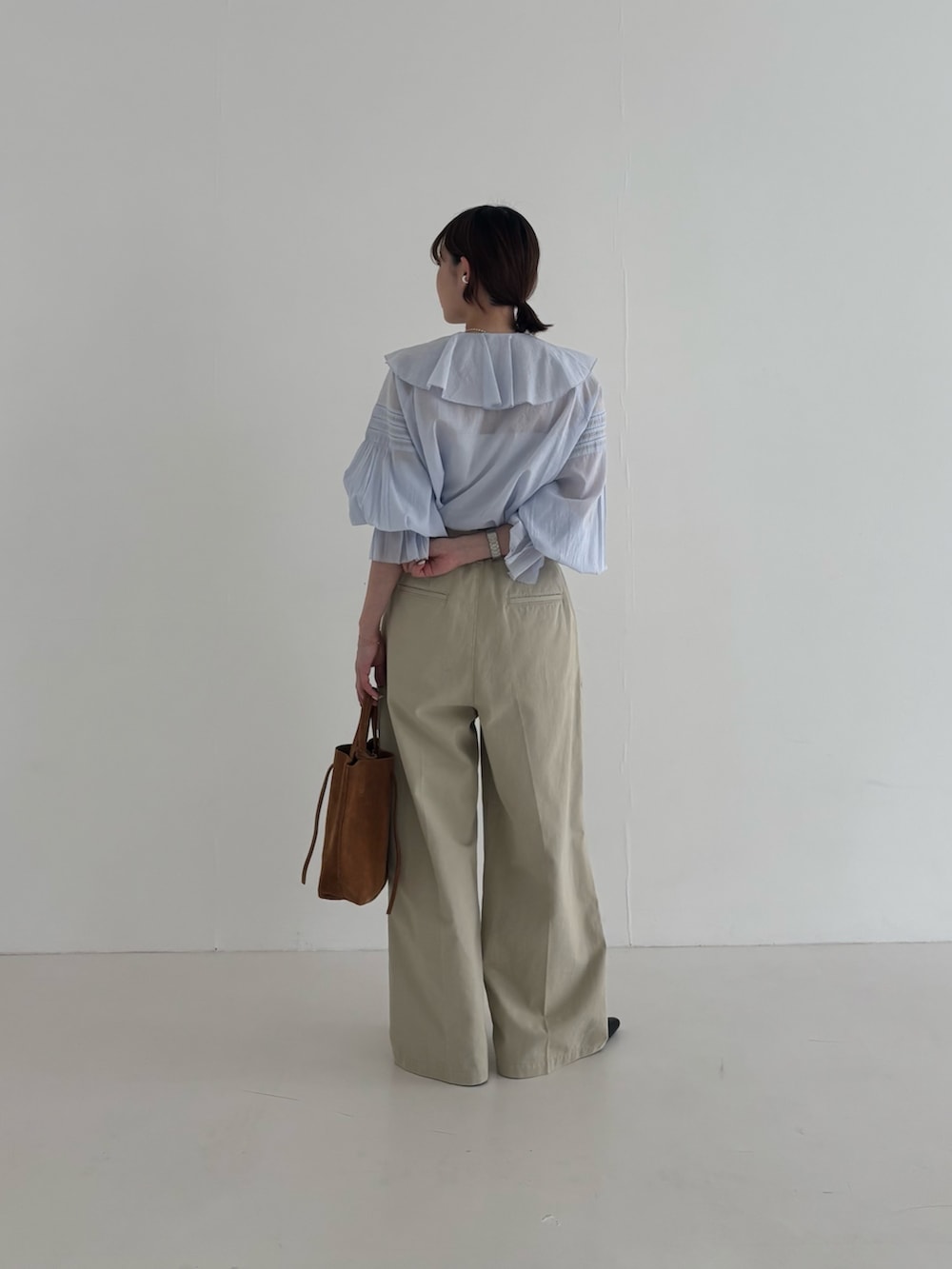 ベージュ系のその他パンツ、ブルー系のシャツ/ブラウス、ブラック系のパンプスを着用したレディースの春コーディネートの3枚目の写真