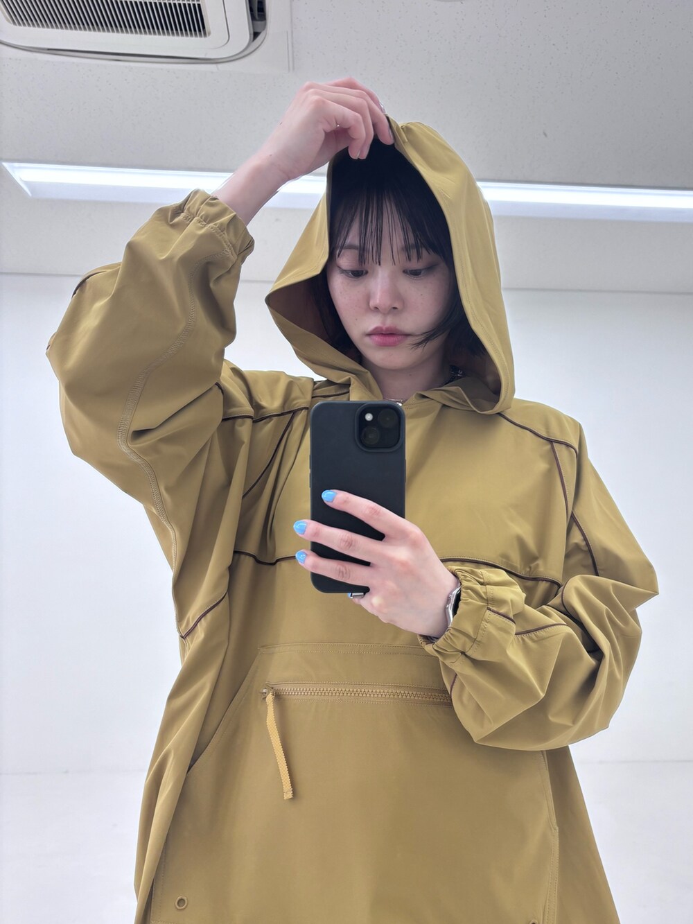 ブラック系のその他パンツ、ベージュ系のサンダル、イエロー系の水着を着用したレディースの春コーディネートの2枚目の写真