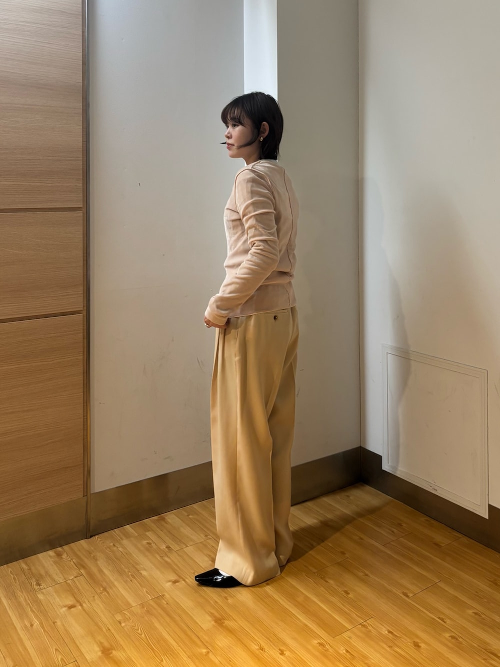 ピンク系のカーディガン/ボレロ、グレー系のTシャツ/カットソー、ベージュ系のその他パンツを着用したレディースの冬コーディネートの3枚目の写真