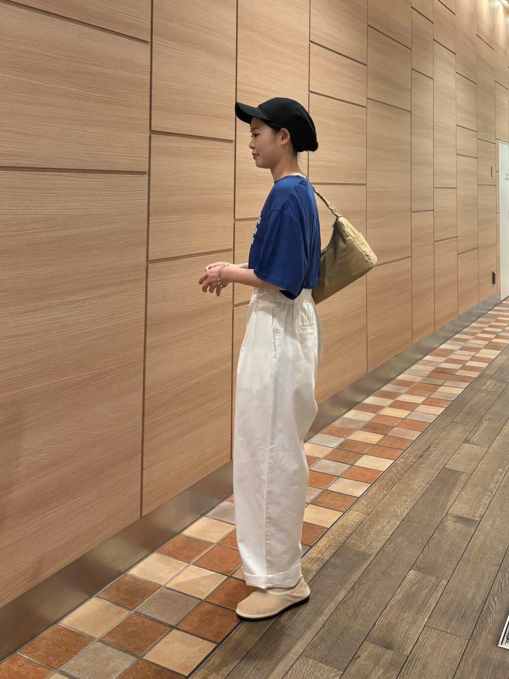 ホワイト系のその他パンツ、ベージュ系のバレエシューズ、ブルー系のTシャツ/カットソーを着用したレディースの夏コーディネートの2枚目の写真