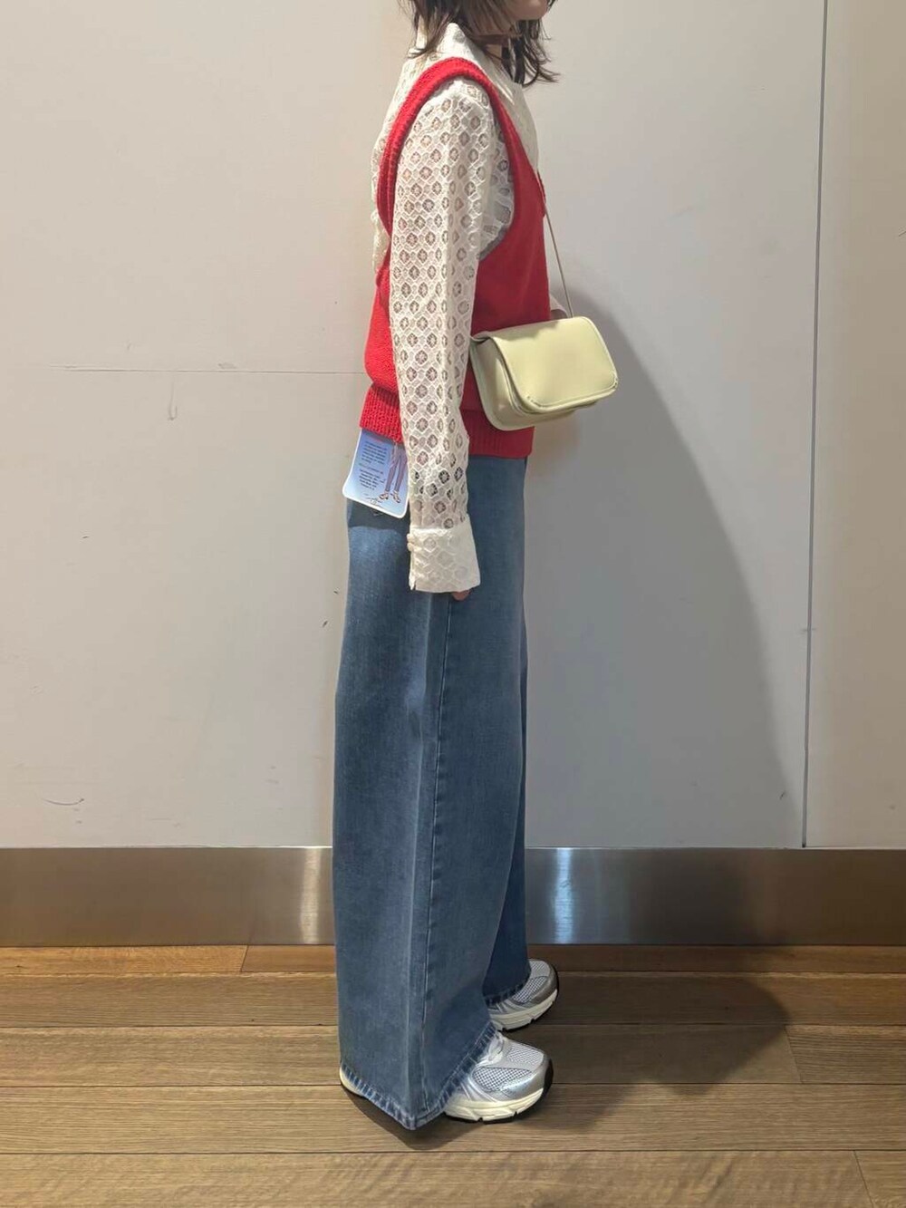 「lee、デニム、ニット、URBANRESEARCH、レッド、レース、シアー、春コーデ、着回しコーデ、newarrival、お出かけコーデ、パンツコーデ、差し色コーデ、ブルベ冬、コンパクトバッグ」|「URBAN RESEARCHのdecor『デコール』 Hematite bar Choker(ネックレス、シルバー系)」を使った、りなさん(レディース・156cm)の春コーディネートの2枚目の写真