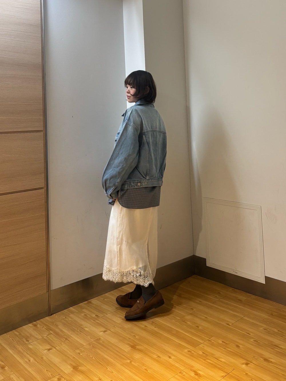 ホワイト系のスカート、ブルー系のシャツ/ブラウス、イエロー系のローファーを着用したレディースの冬コーディネートの2枚目の写真