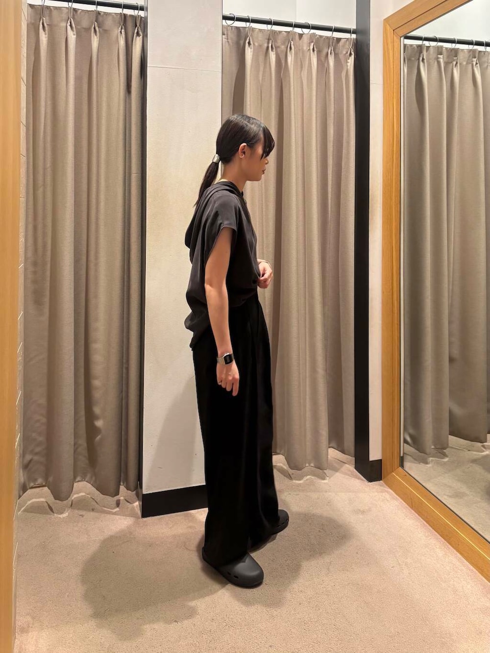 グレー系のサンダル、ブラック系のその他パンツ、ブラウン系のTシャツ/カットソーを着用したレディースの夏コーディネートの3枚目の写真