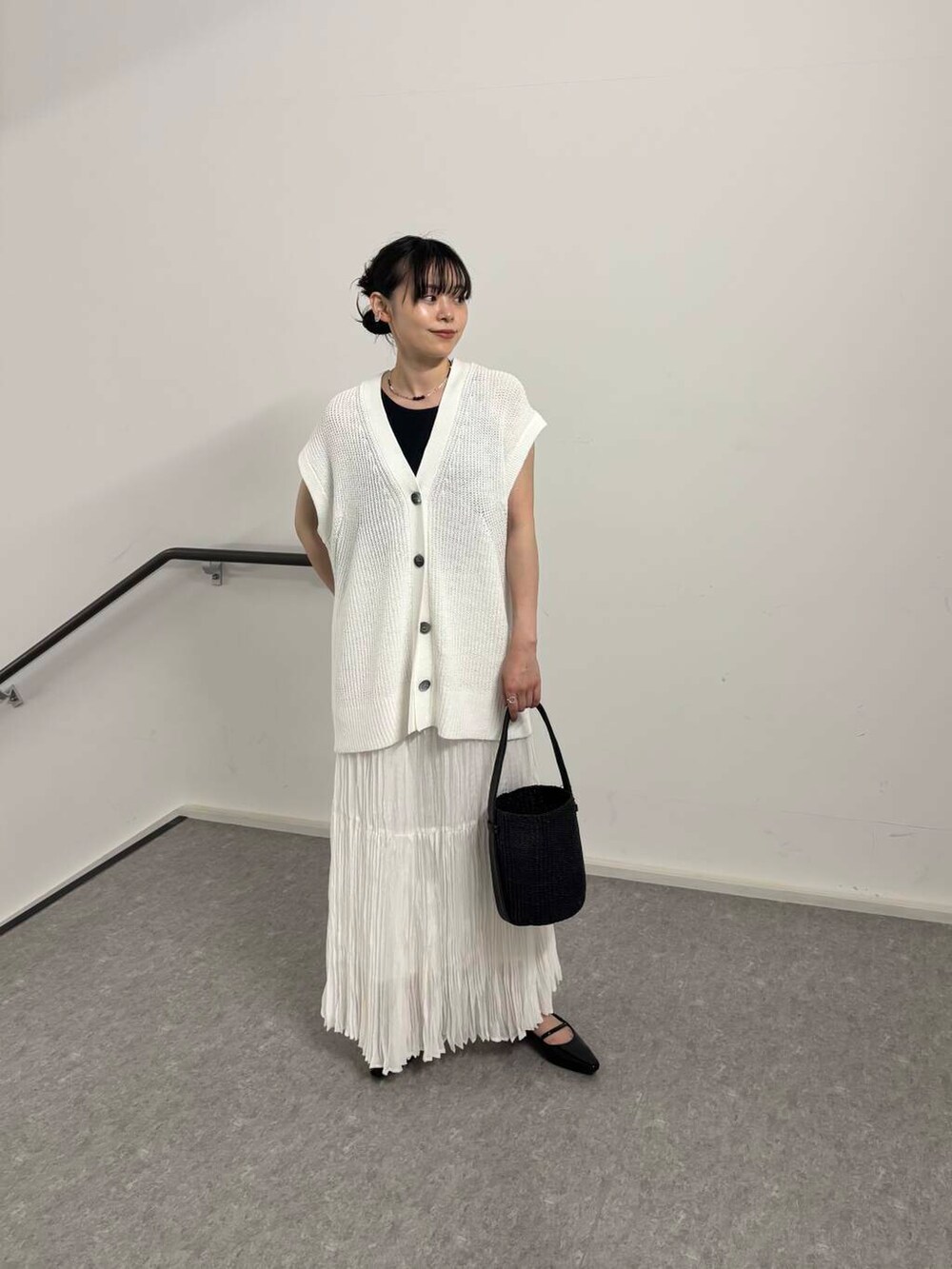 「ベスト、ロングスカート、URBANRESEARCH、newarrival、ホワイトコーデ、綺麗めコーデ、お出かけコーデ、スカートコーデ、夏素材、骨格ナチュラル、ナチュラル×ブルベ冬、過ごしやすい、トレンドシアーアイテム」｜「URBAN RESEARCHのポインテッドバックストラップシューズ（パンプス、ブラック系）」を使った、りなさん（レディース・156cm）の夏コーディネートの2枚目の写真