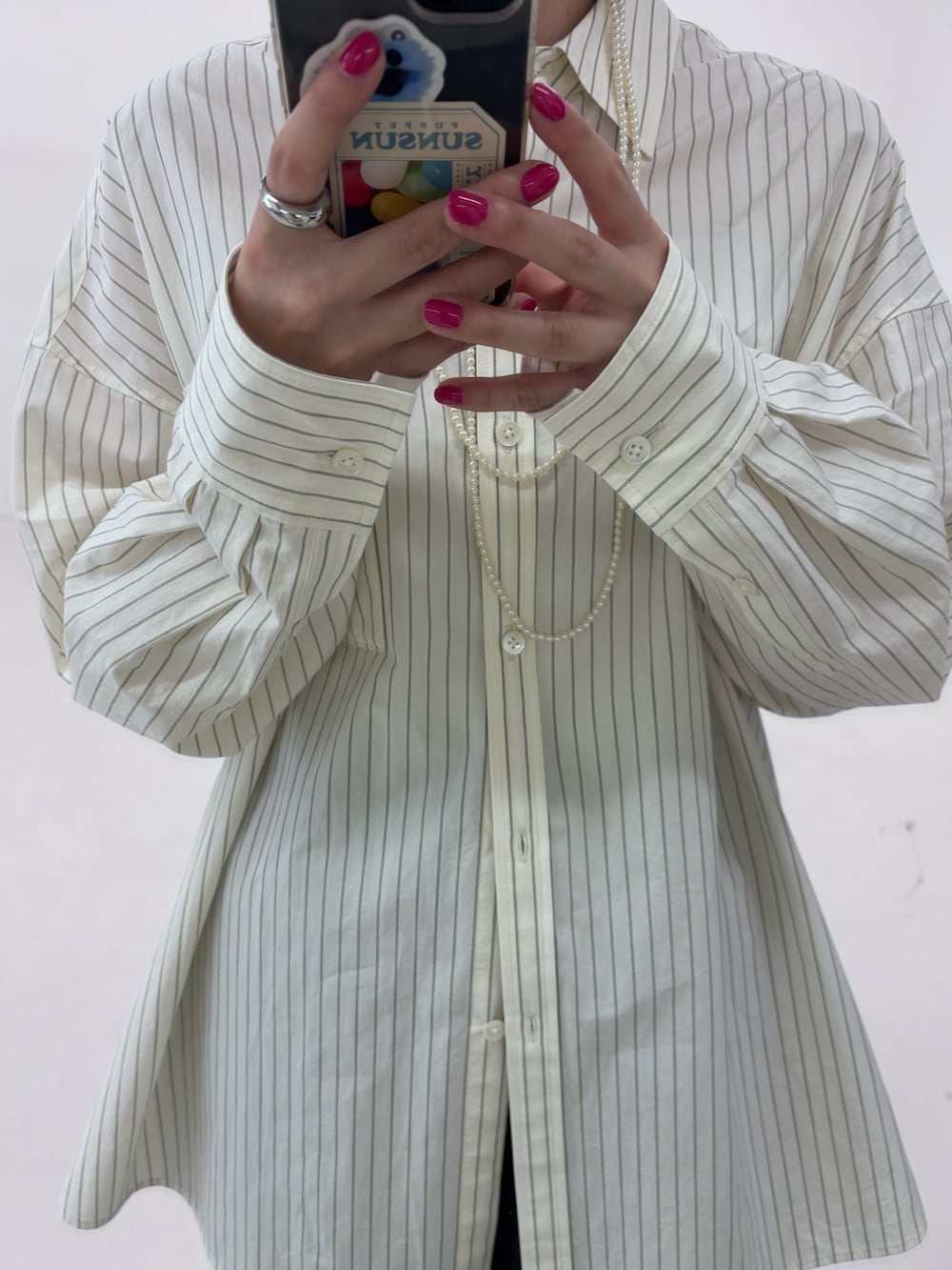 ホワイト系のシャツ/ブラウス、グレー系のその他パンツ、グレー系のトートバッグを着用したレディースの秋コーディネートの3枚目の写真