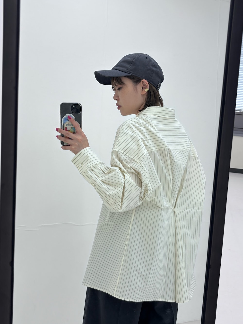 ホワイト系のシャツ/ブラウス、グレー系のその他パンツ、グレー系のトートバッグを着用したレディースの秋コーディネートの2枚目の写真