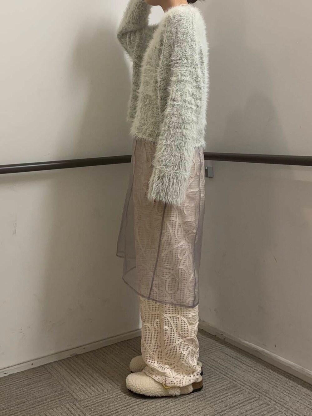 ホワイト系のサンダル、ホワイト系のその他パンツ、グレー系のワンピースを着用したレディースの秋コーディネートの3枚目の写真