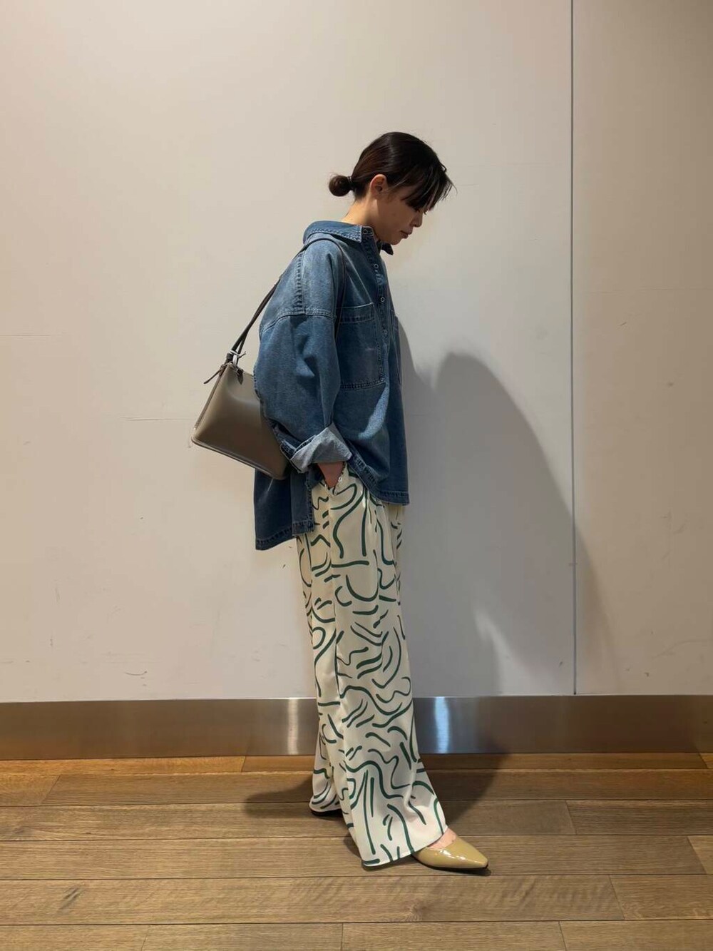 グリーン系のその他パンツ、ベージュ系のパンプス、ブルー系のシャツ/ブラウスを着用したレディースの冬コーディネートの3枚目の写真