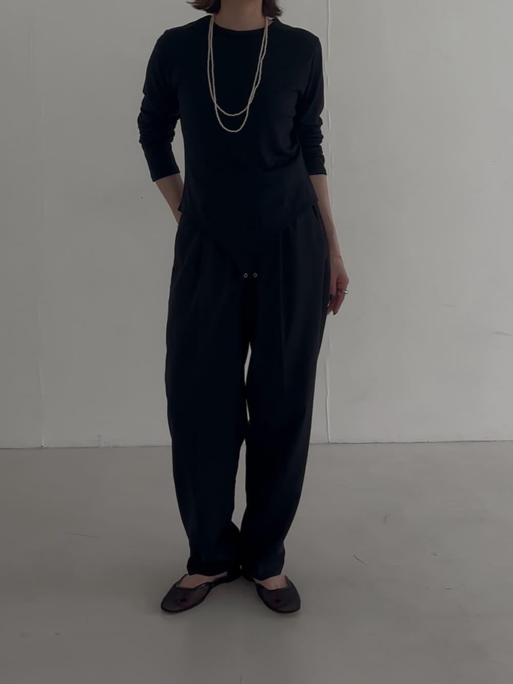 ブラック系のバックパック/リュック、ブルー系のTシャツ/カットソー、ブラック系のその他パンツを着用したレディースの春コーディネートの5枚目の写真