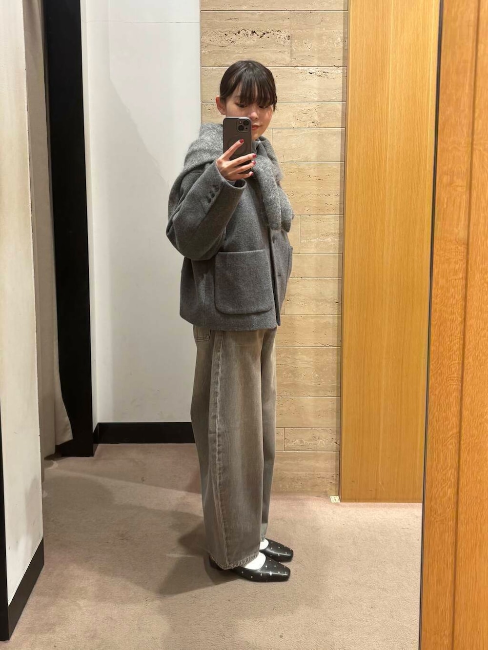 ブルー系のTシャツ/カットソー、グレー系のその他アウター、グリーン系のデニムパンツを着用したレディースの冬コーディネートの2枚目の写真