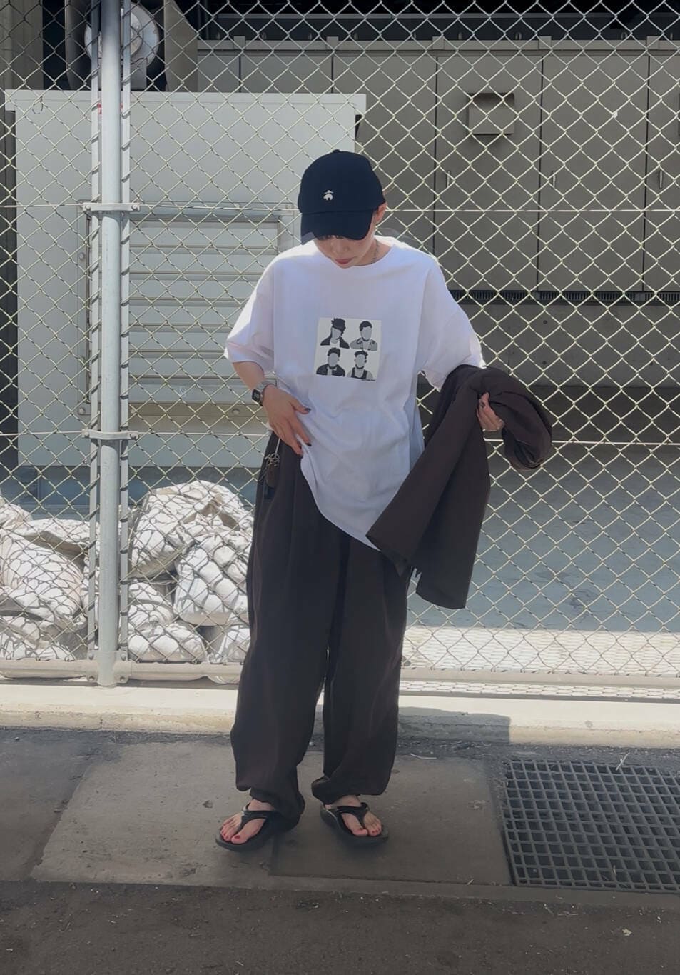 ブラック系のサンダル、ホワイト系のTシャツ/カットソー、ブラウン系のその他パンツを着用したレディースの夏コーディネートの2枚目の写真