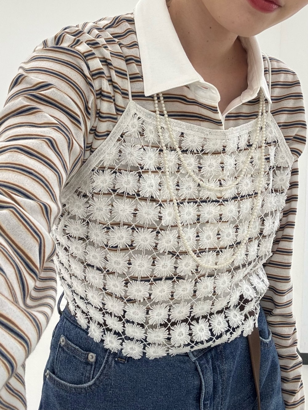 ホワイト系のシャツ/ブラウス、ブルー系のデニムパンツ、ホワイト系のその他トップスを着用したレディースの春コーディネートの4枚目の写真