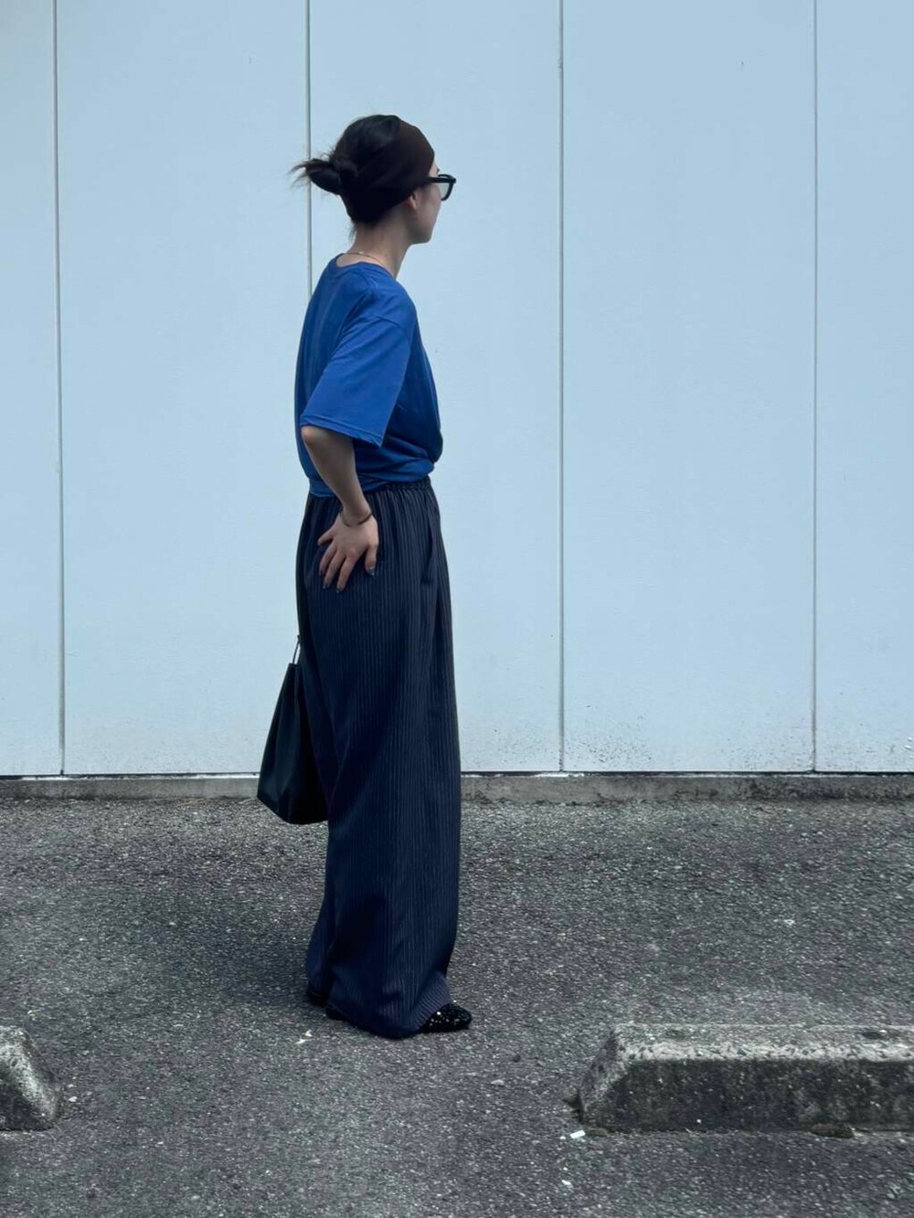 ブラック系のその他シューズ、その他のその他パンツ、ブルー系のTシャツ/カットソーを着用したレディースの夏コーディネートの4枚目の写真