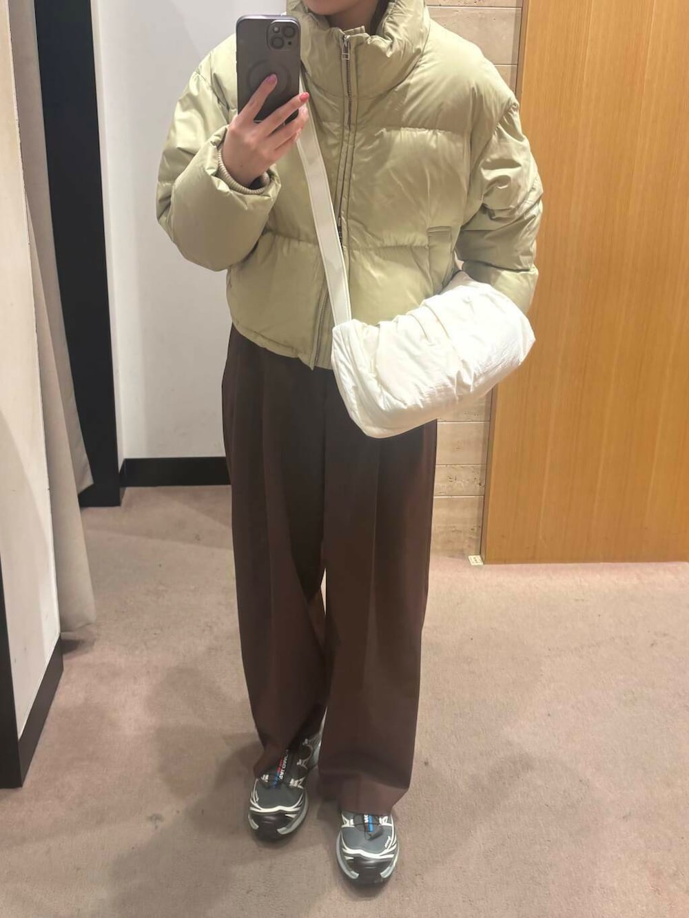 ブラウン系のニット/セーター、ブラウン系のその他パンツ、ベージュ系のダウンジャケット/コートを着用したレディースの冬コーディネートの4枚目の写真