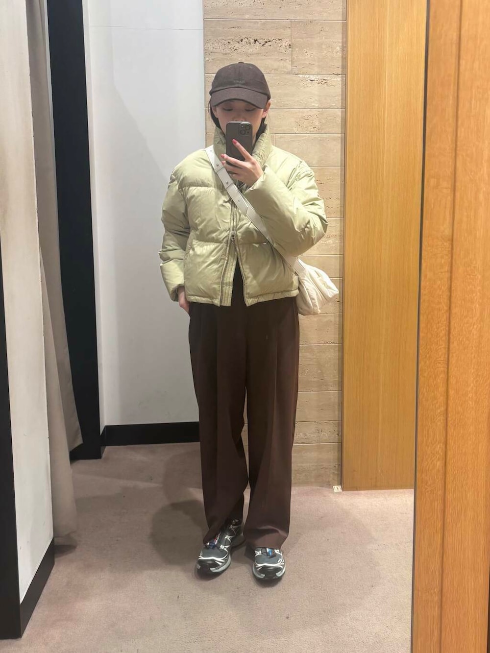 ブラウン系のニット/セーター、ブラウン系のその他パンツ、ベージュ系のダウンジャケット/コートを着用したレディースの冬コーディネートの2枚目の写真