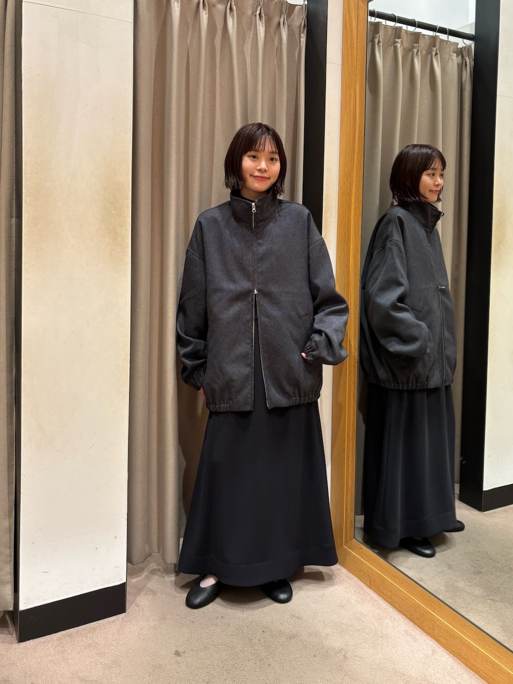 ブラック系のワンピース、ブラック系のバレエシューズを着用したレディースの秋コーディネートの2枚目の写真