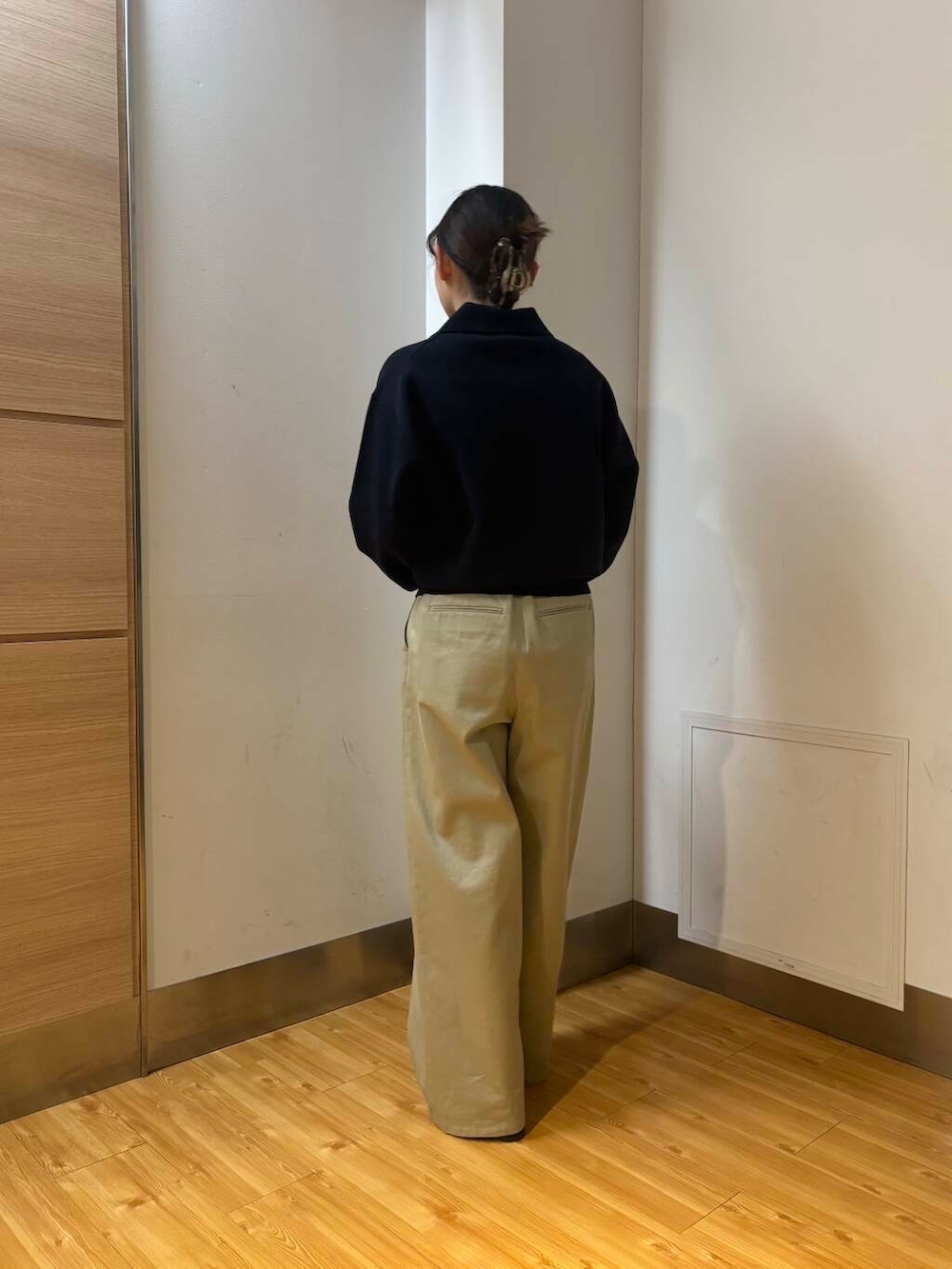 ベージュ系のその他パンツ、ホワイト系のTシャツ/カットソー、ブルー系のニット/セーターを着用したレディースの冬コーディネートの2枚目の写真