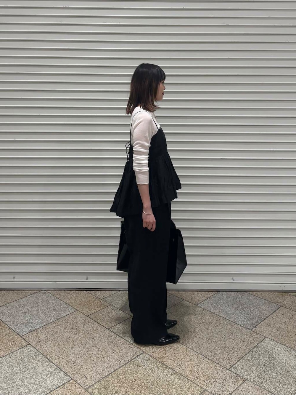「モノトーン、URBANRESEARCH、シアー、着回しコーデ、newarrival、透け感、お出かけコーデ、ブラックコーデ、パンツコーデ、綺麗めカジュアルコーデ、ブルベ冬、春カラーコーデ、骨格ナチュラル、春先取りコーデ、過ごしやすい」|「SMELLYのSMELLY so’ narrow line bangle(バングル/リストバンド、シルバー系)」を使った、りなさん(レディース・156cm)の春コーディネートの2枚目の写真