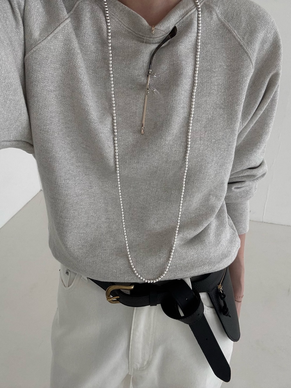 ベージュ系のトレンチコート、ブラック系のパンプス、ホワイト系のスウェットを着用したレディースの春コーディネートの5枚目の写真