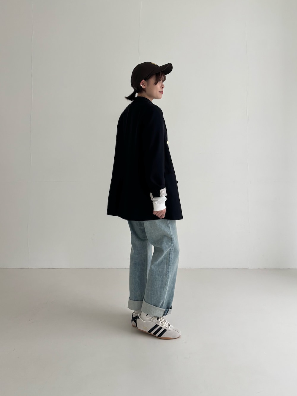 ブルー系のその他アウター、ホワイト系のTシャツ/カットソー、ホワイト系のスニーカーを着用したレディースの春コーディネートの3枚目の写真