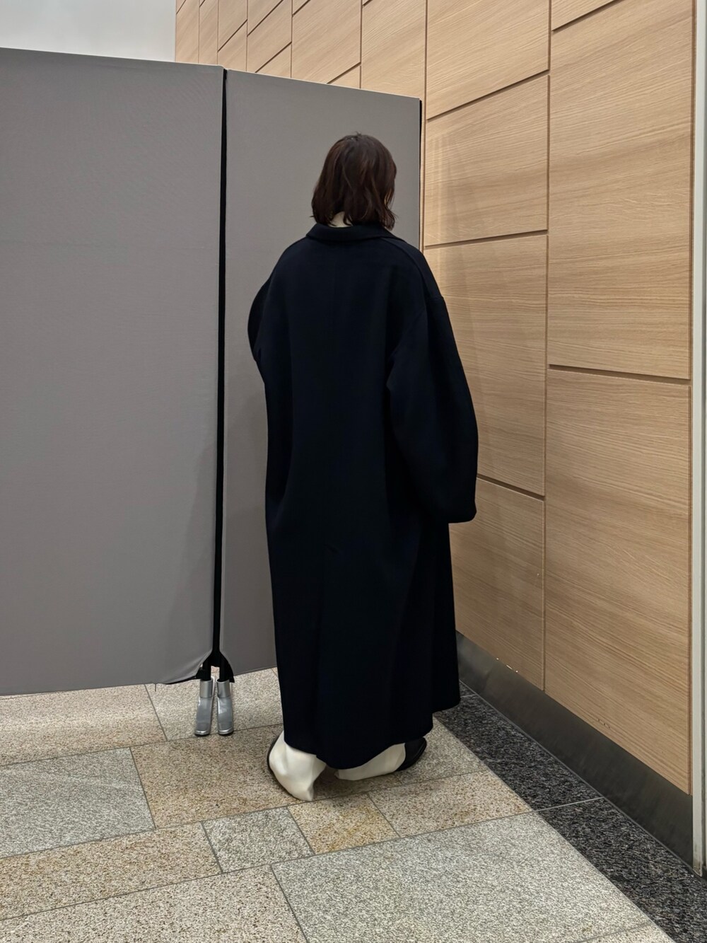 ホワイト系のその他パンツ、ホワイト系のシャツ/ブラウス、ブラック系のブーツを着用したレディースの秋コーディネートの3枚目の写真