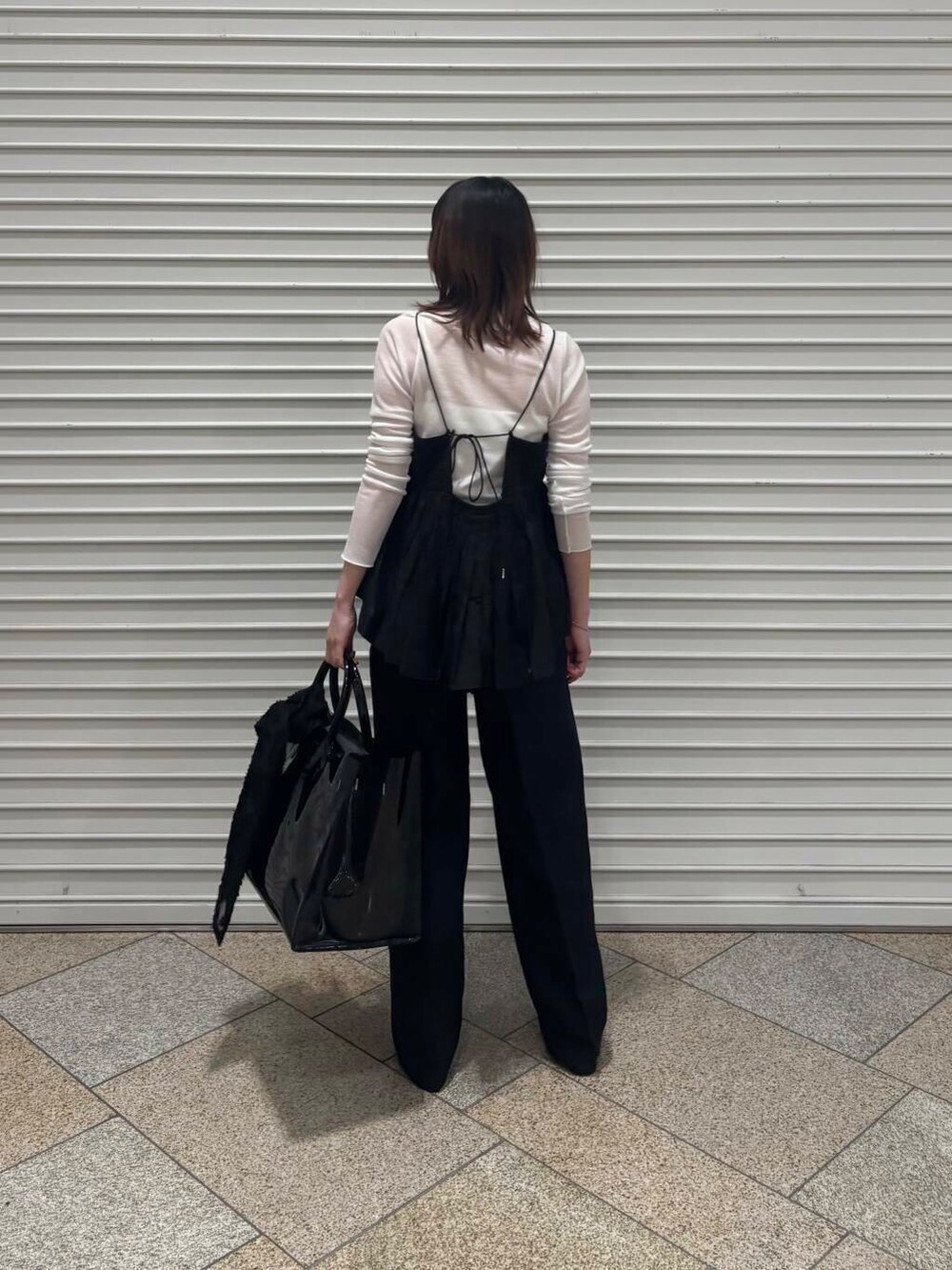 「モノトーン、URBANRESEARCH、シアー、着回しコーデ、newarrival、透け感、お出かけコーデ、ブラックコーデ、パンツコーデ、綺麗めカジュアルコーデ、ブルベ冬、春カラーコーデ、骨格ナチュラル、春先取りコーデ、過ごしやすい」|「SMELLYのSMELLY so’ narrow line bangle(バングル/リストバンド、シルバー系)」を使った、りなさん(レディース・156cm)の春コーディネートの3枚目の写真