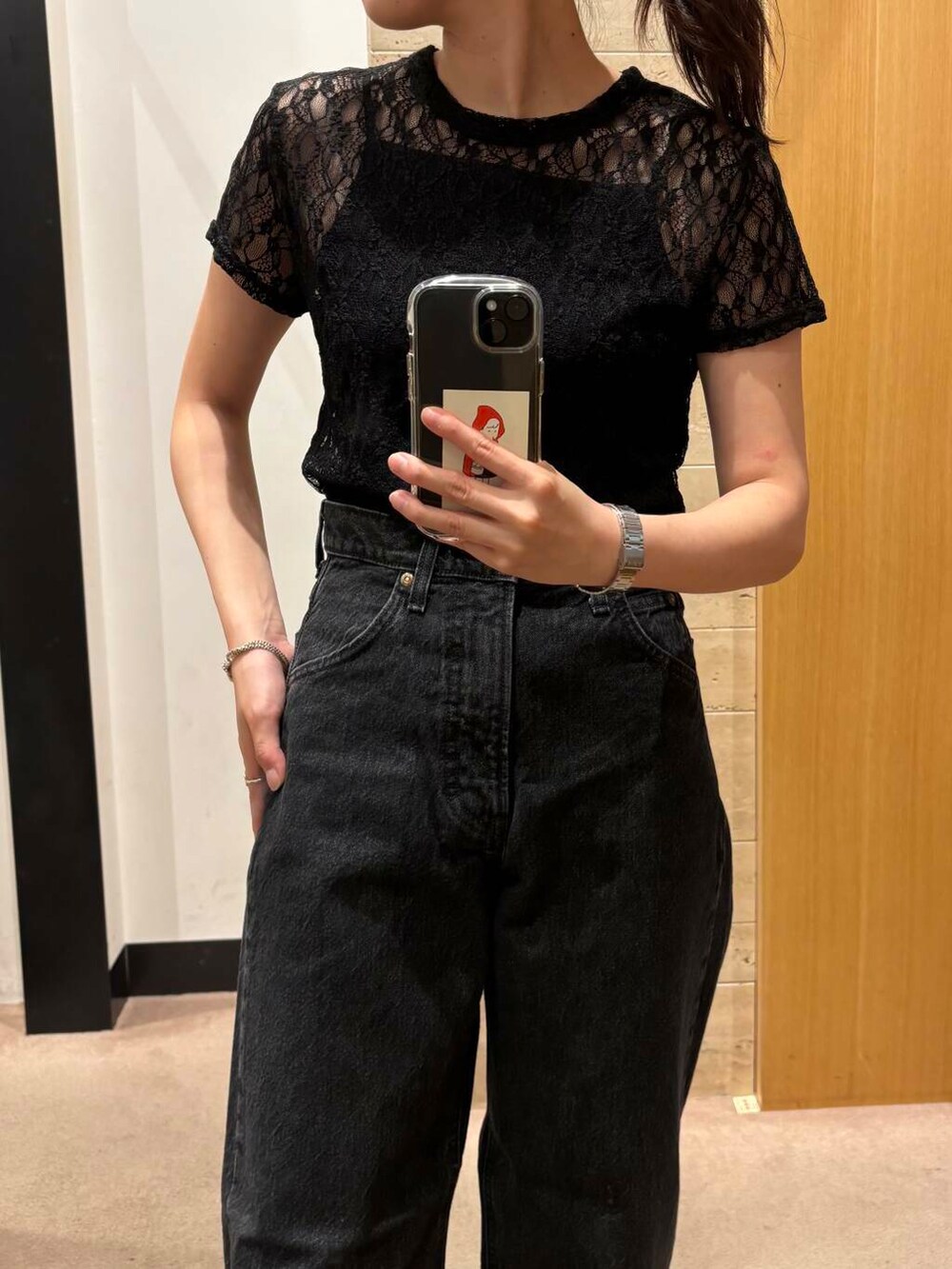 ブラック系のサンダル、ブラック系のTシャツ/カットソーを着用したレディースの夏コーディネートの3枚目の写真