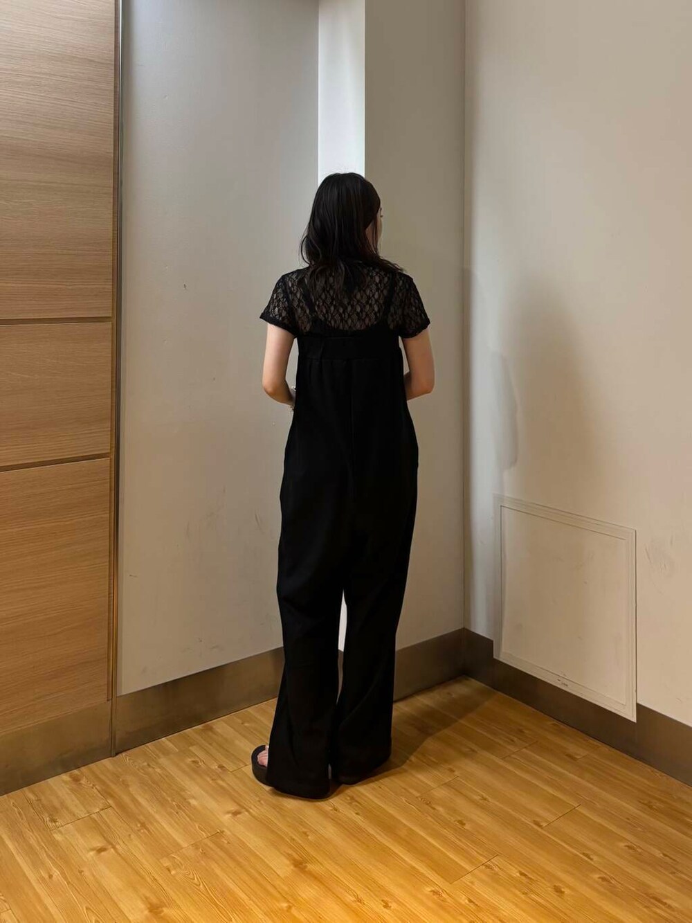 ブラック系のサンダル、ブラック系のTシャツ/カットソー、ブラック系のサロペット/オーバーオールを着用したレディースの夏コーディネートの2枚目の写真