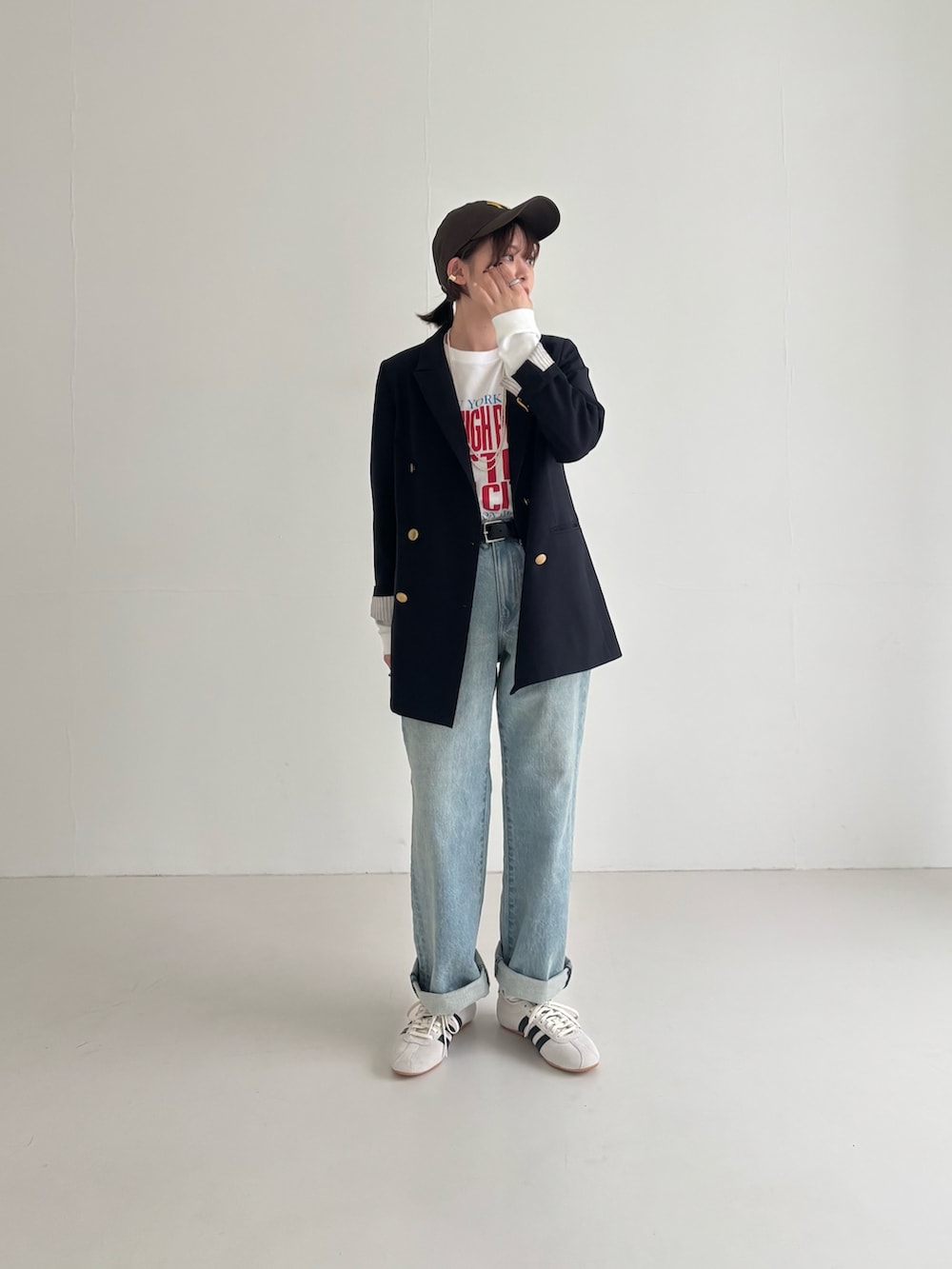 ブルー系のその他アウター、ホワイト系のTシャツ/カットソー、ホワイト系のスニーカーを着用したレディースの春コーディネートの2枚目の写真