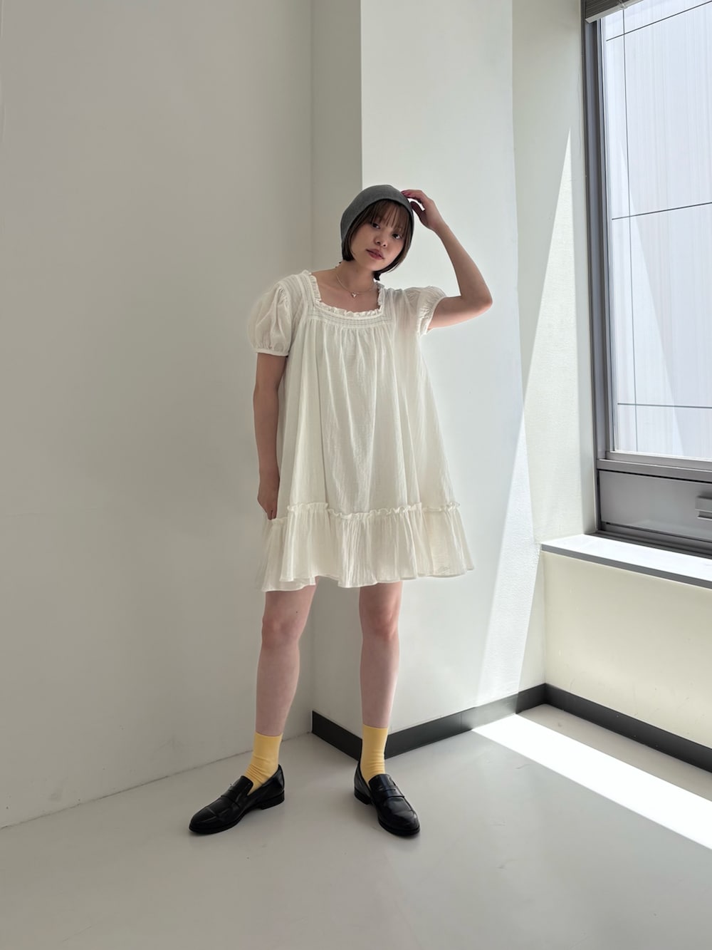 ホワイト系のシャツ/ブラウス、グレー系のニットキャップ/ビーニーを着用したレディースの夏コーディネートの2枚目の写真