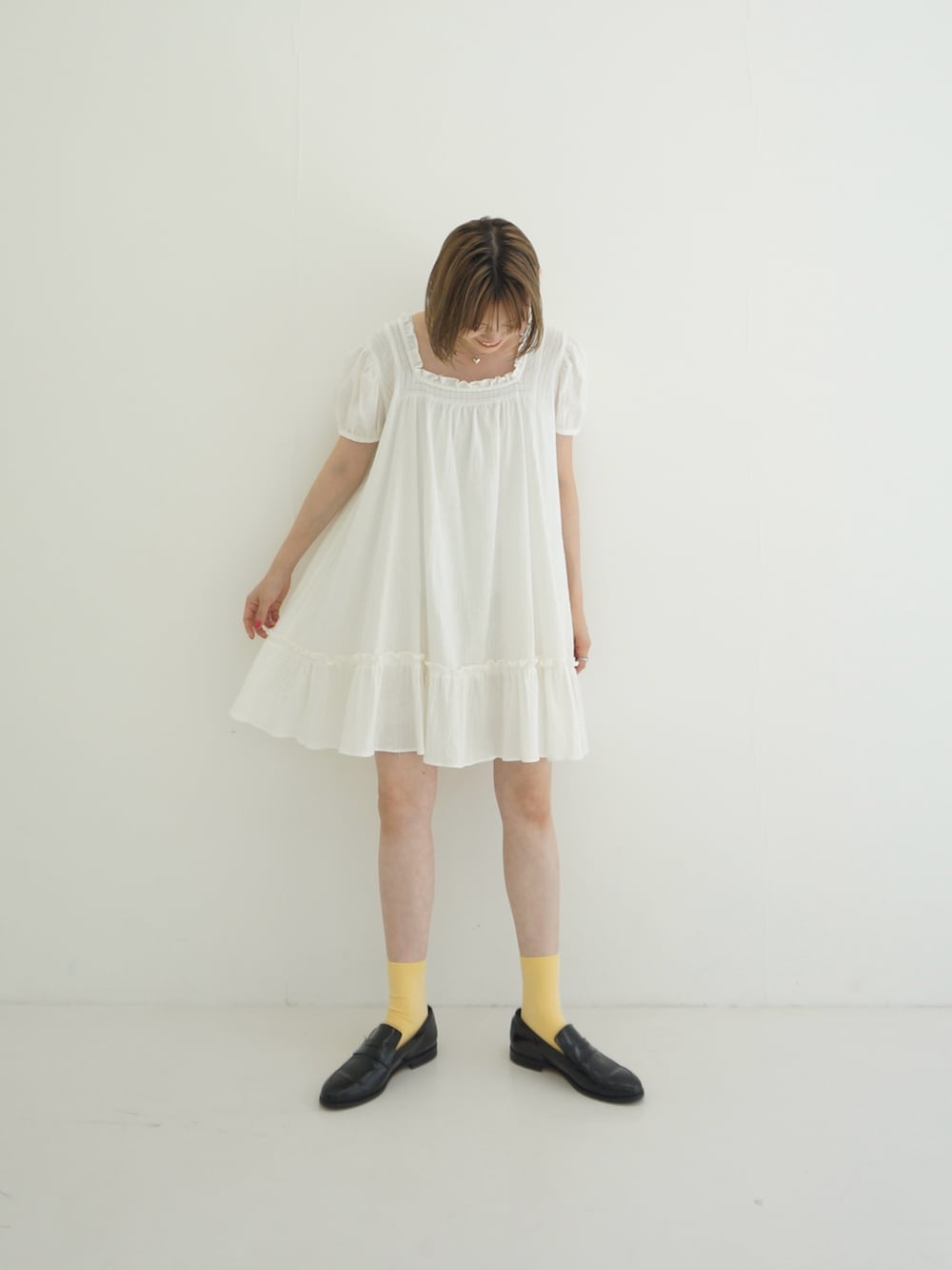 ホワイト系のシャツ/ブラウス、グレー系のニットキャップ/ビーニーを着用したレディースの夏コーディネートの3枚目の写真