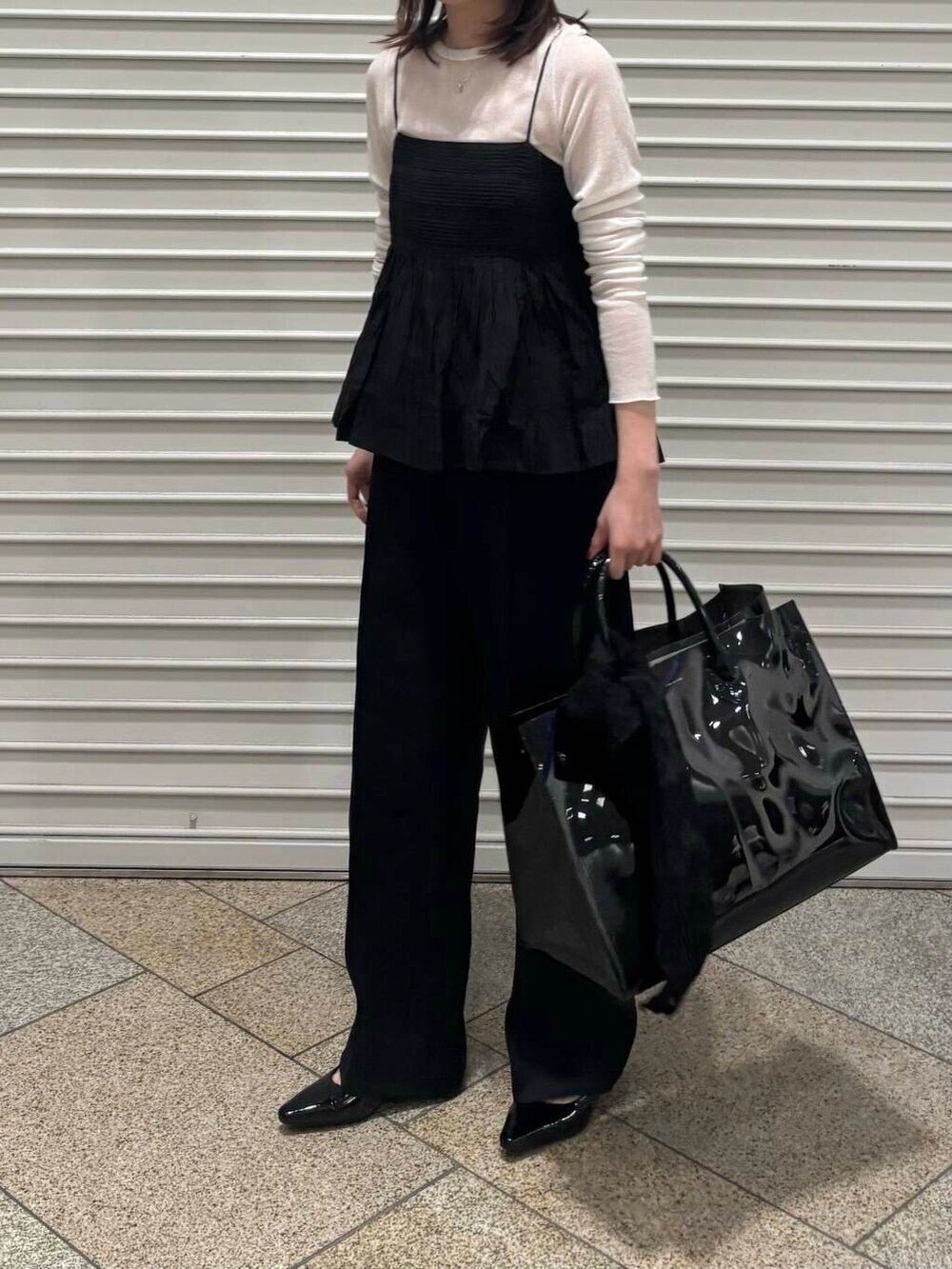 「モノトーン、URBANRESEARCH、シアー、着回しコーデ、newarrival、透け感、お出かけコーデ、ブラックコーデ、パンツコーデ、綺麗めカジュアルコーデ、ブルベ冬、春カラーコーデ、骨格ナチュラル、春先取りコーデ、過ごしやすい」|「SMELLYのSMELLY so’ narrow line bangle(バングル/リストバンド、シルバー系)」を使った、りなさん(レディース・156cm)の春コーディネートの5枚目の写真