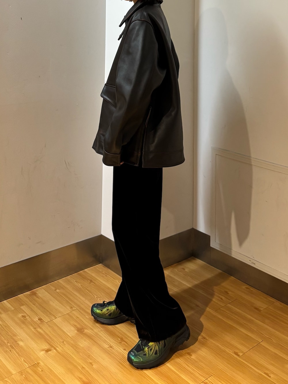 ブラウン系のその他パンツ、ブラウン系のその他アウター、ブラック系のスニーカーを着用したレディースの秋コーディネートの2枚目の写真