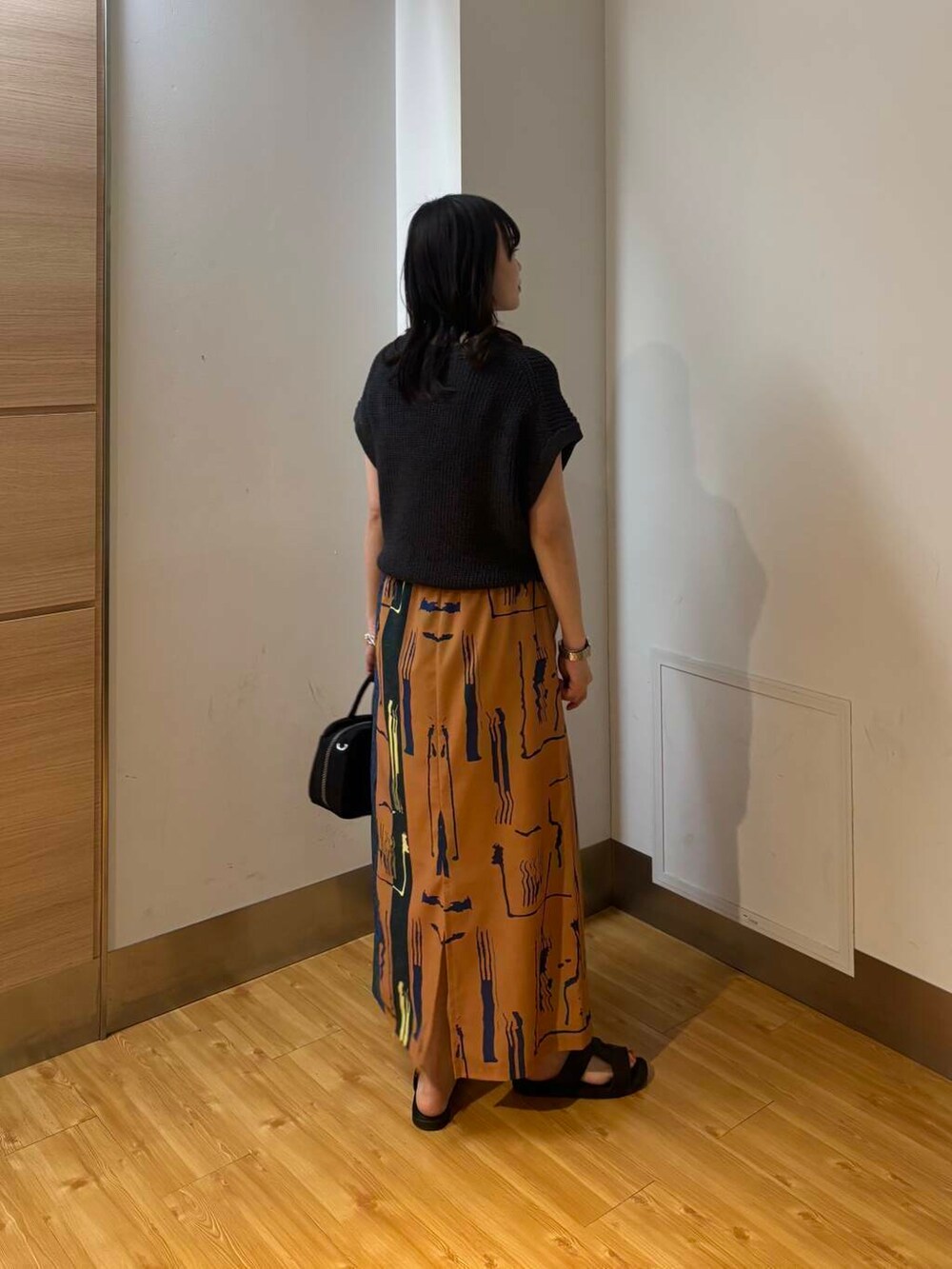 「カジュアル、ロングスカート、URBANRESEARCH、newarrival、サマーニット、柄スカート、お出かけコーデ、夏素材、骨格ナチュラル、ナチュラル×ブルベ冬、過ごしやすい、さらっと素材、洒落見えカットソーコーデ」｜「PHILIPPE AUDIBERTのPHILIPPE AUDIBERT　Solly bracelet L（ブレスレット、シルバー系）」を使った、りなさん（レディース・156cm）の夏コーディネートの3枚目の写真